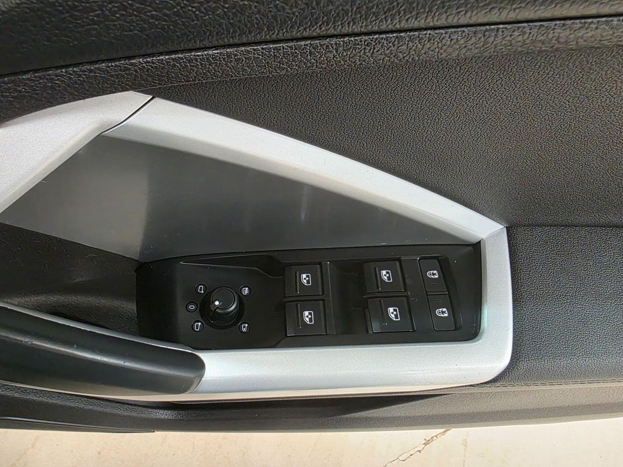 Audi Q3 view 16