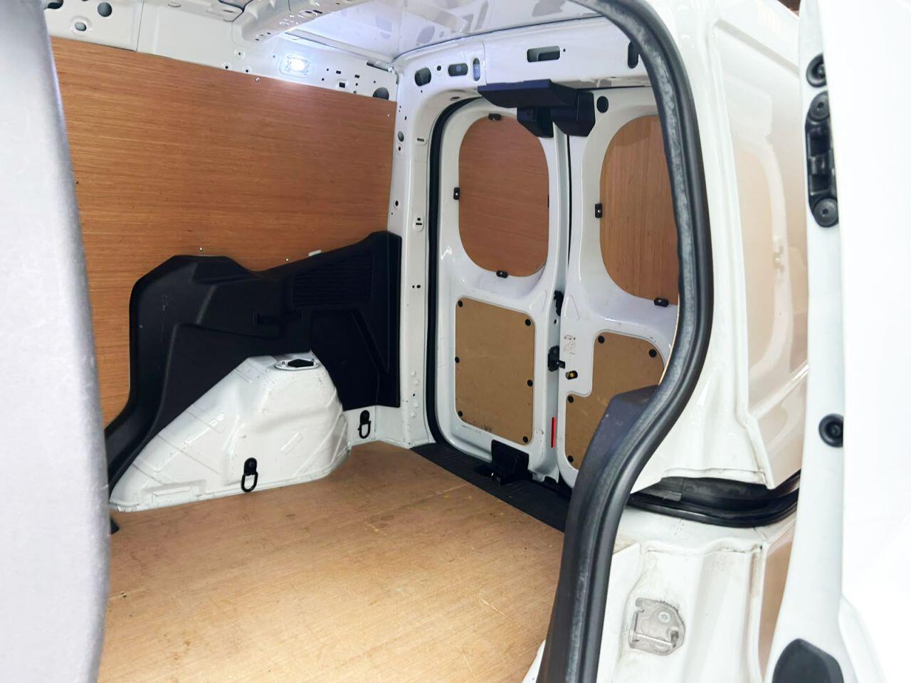 Ford Transit Courier view 20