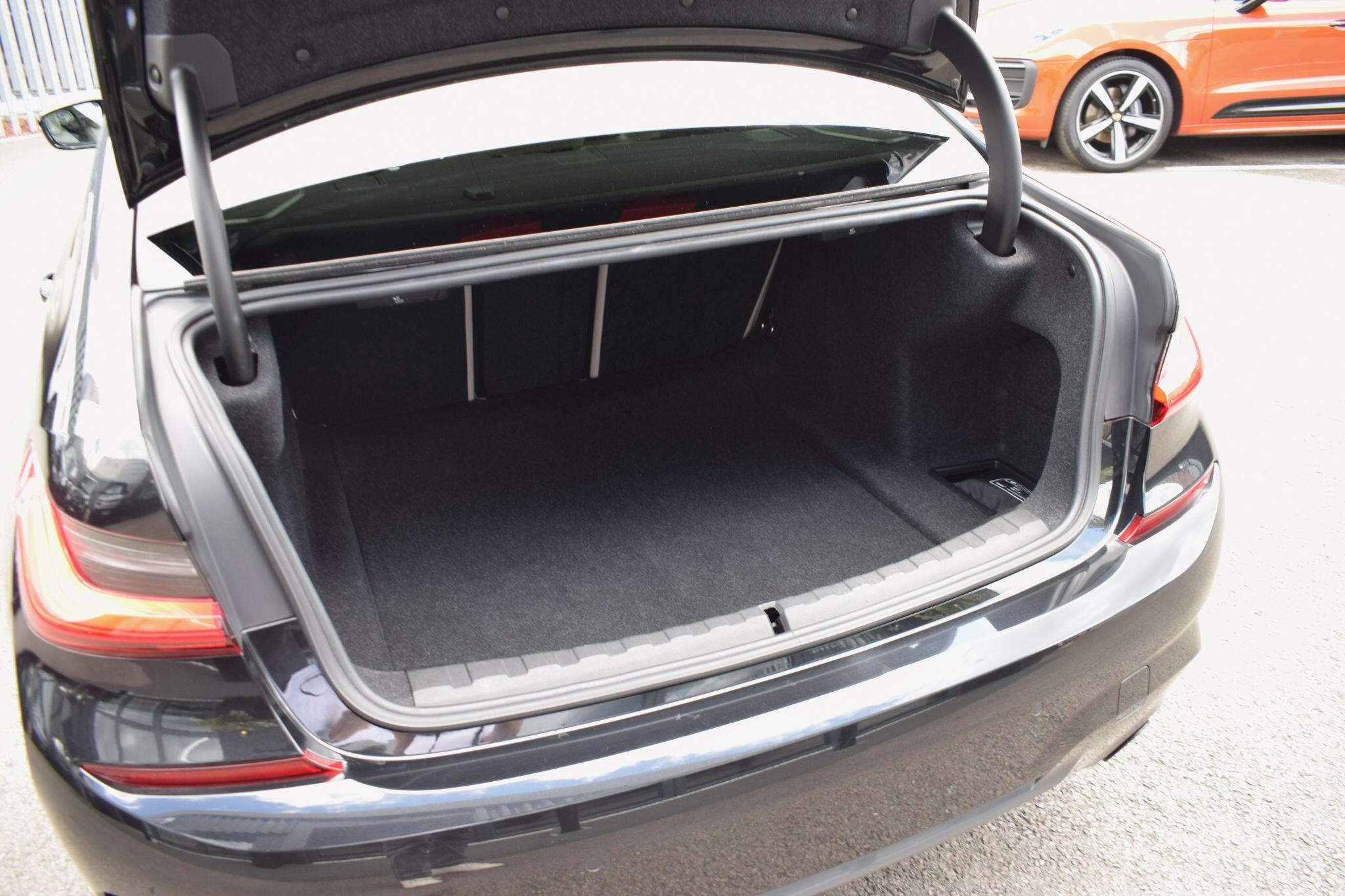 BMW 3 Series view 30