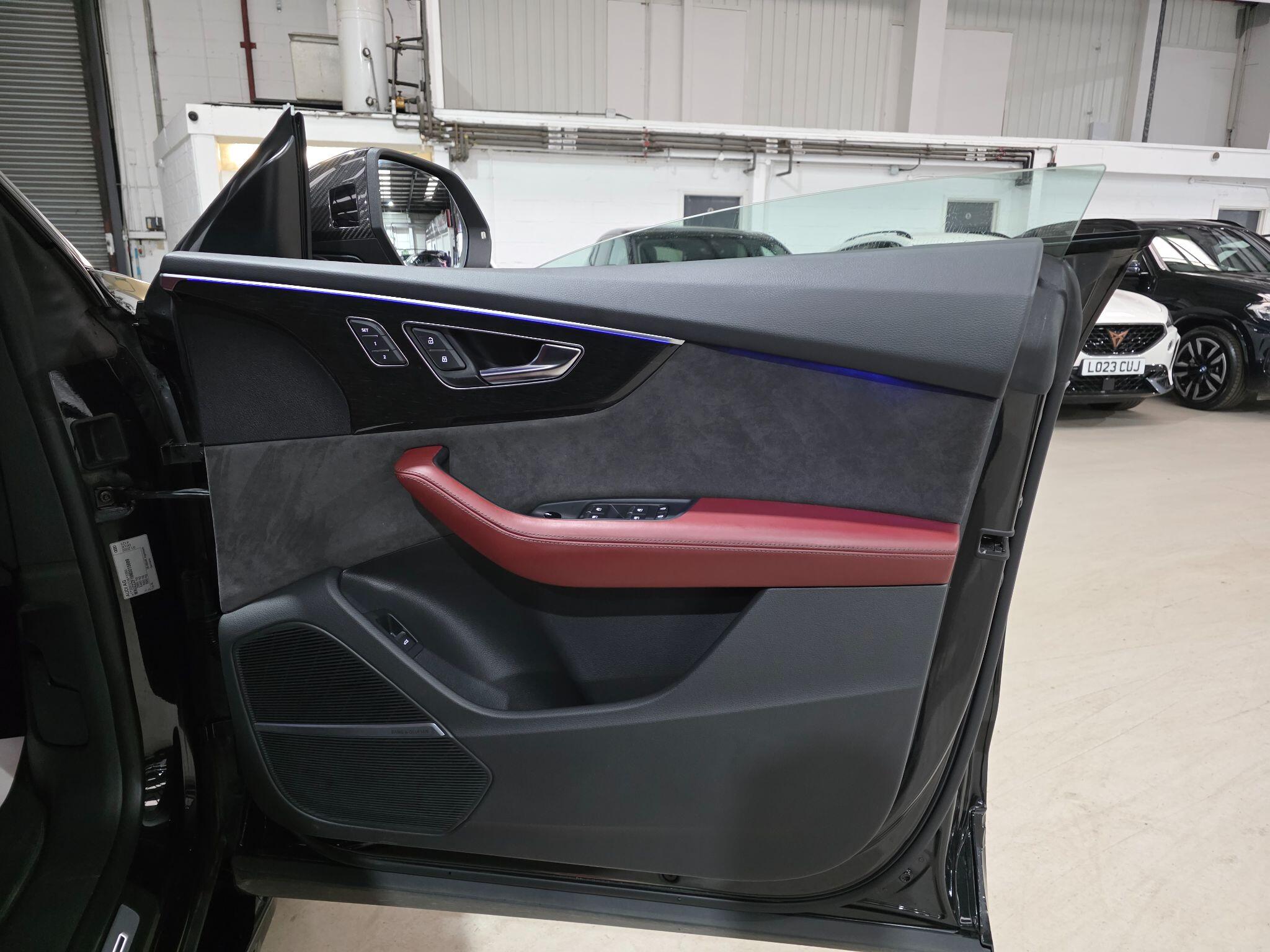 Audi SQ8 view 17