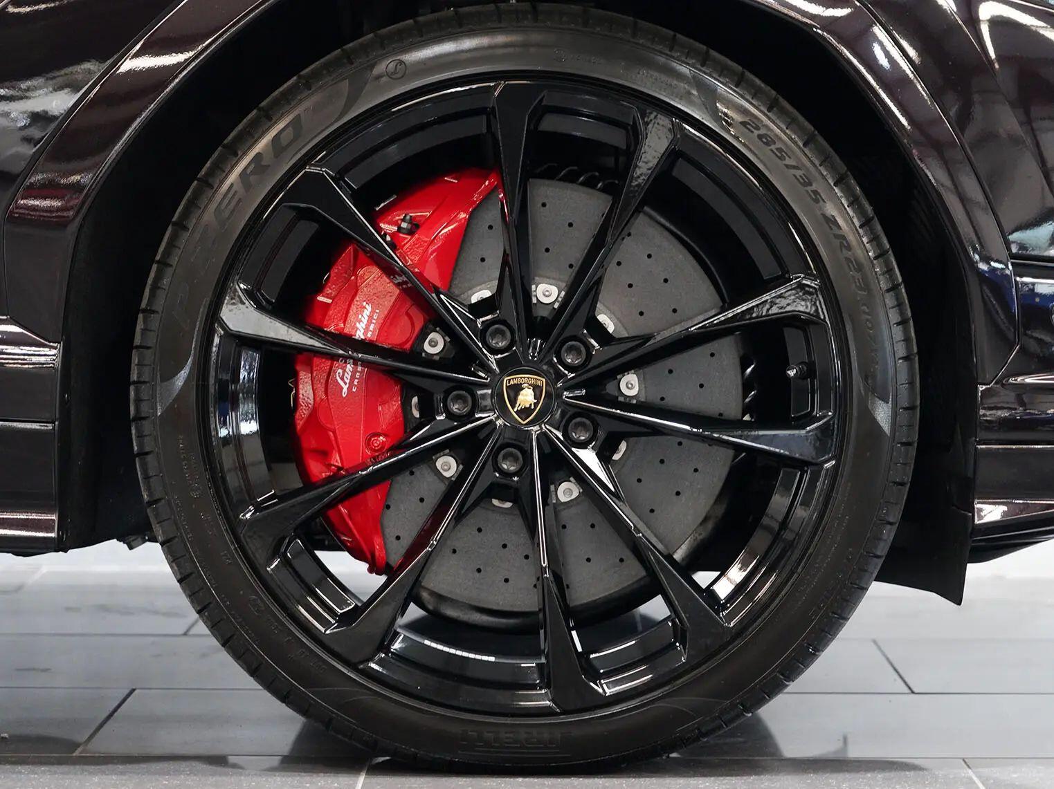 Lamborghini Urus view 7
