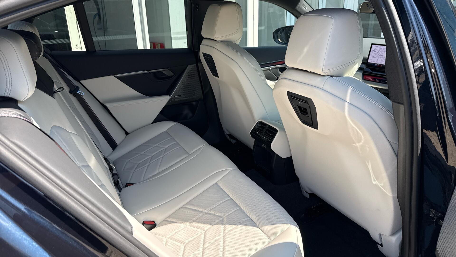 BMW 5 Series view 35