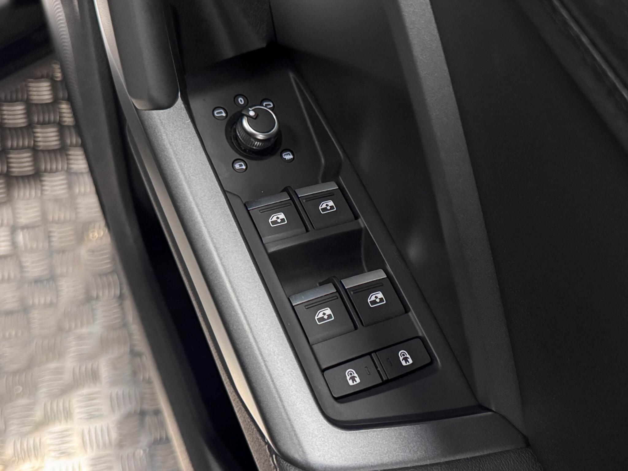 Audi Q3 view 14