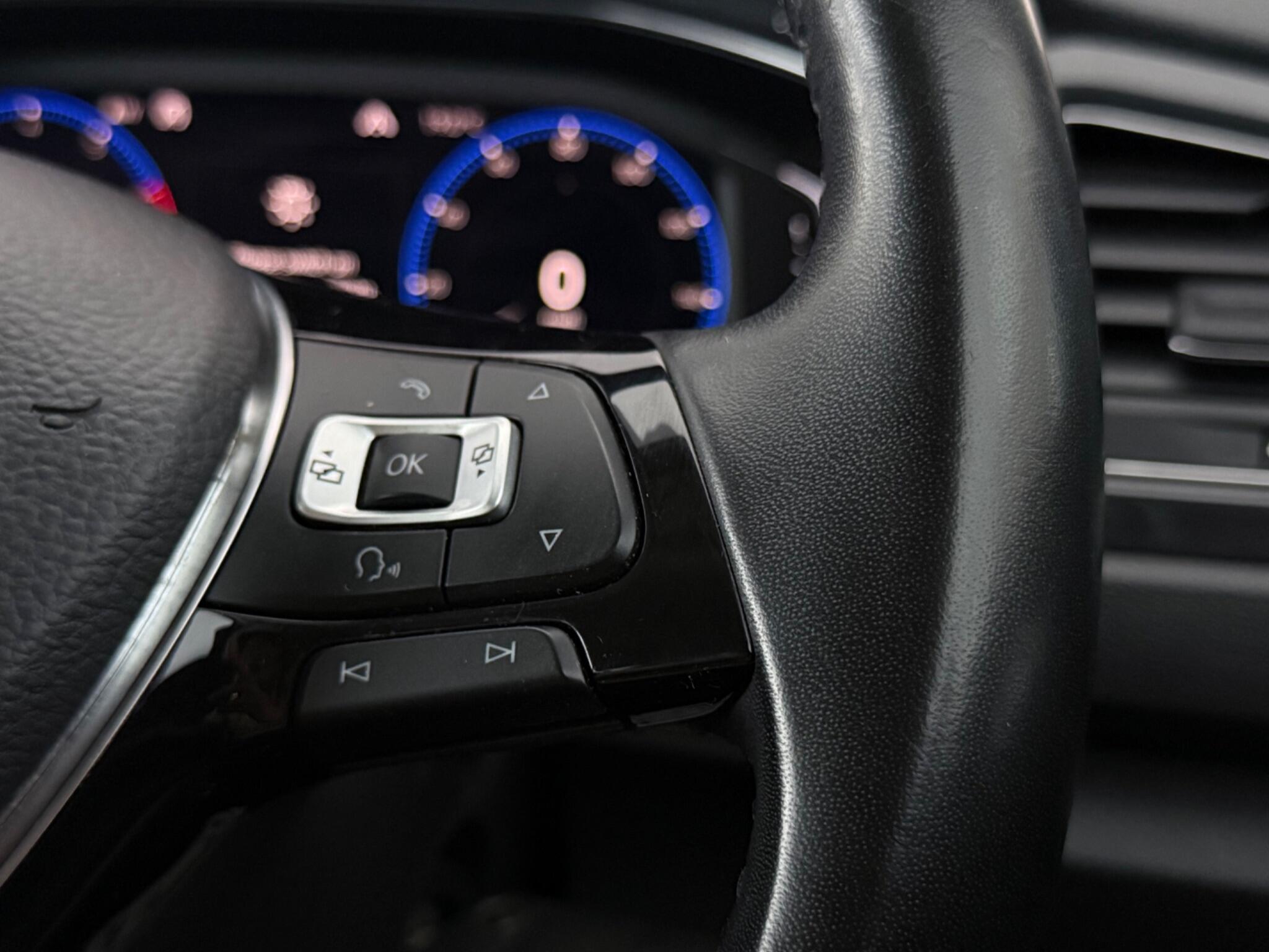 Volkswagen T-Roc view 15