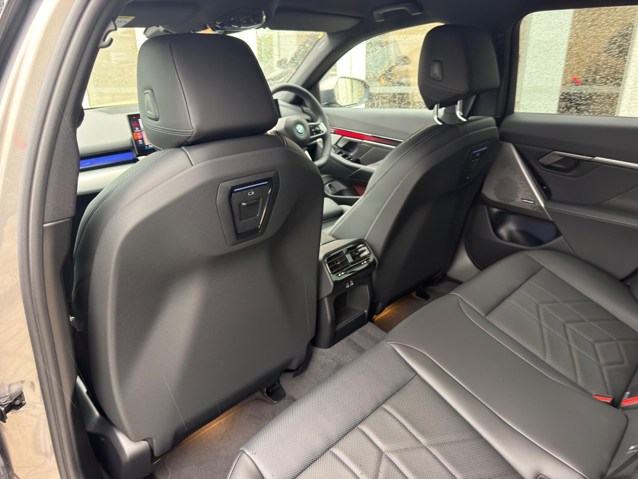 BMW 5 Series view 10