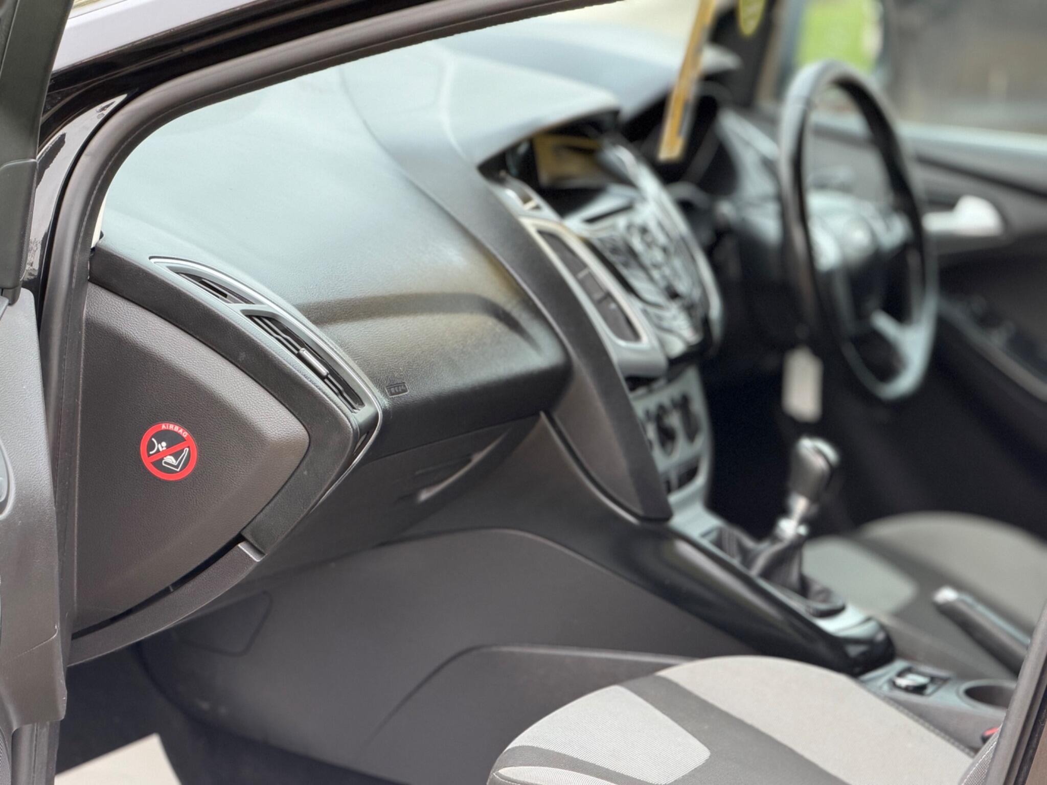 2014 Ford Focus 1.6 TDCi Zetec Euro 5 (s/s) 5dr image 24