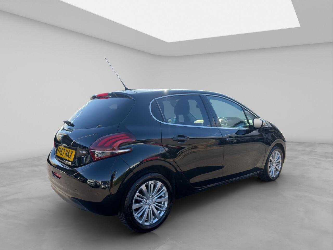Peugeot 208 view 5