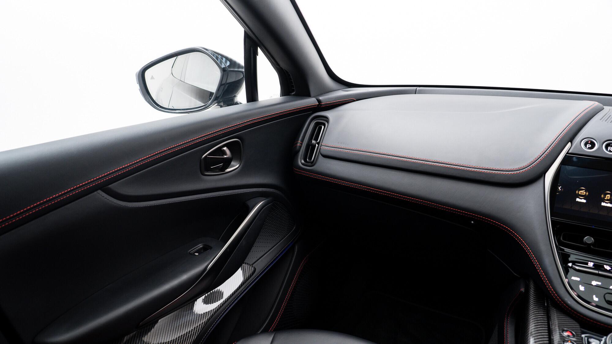Aston Martin DBX view 37