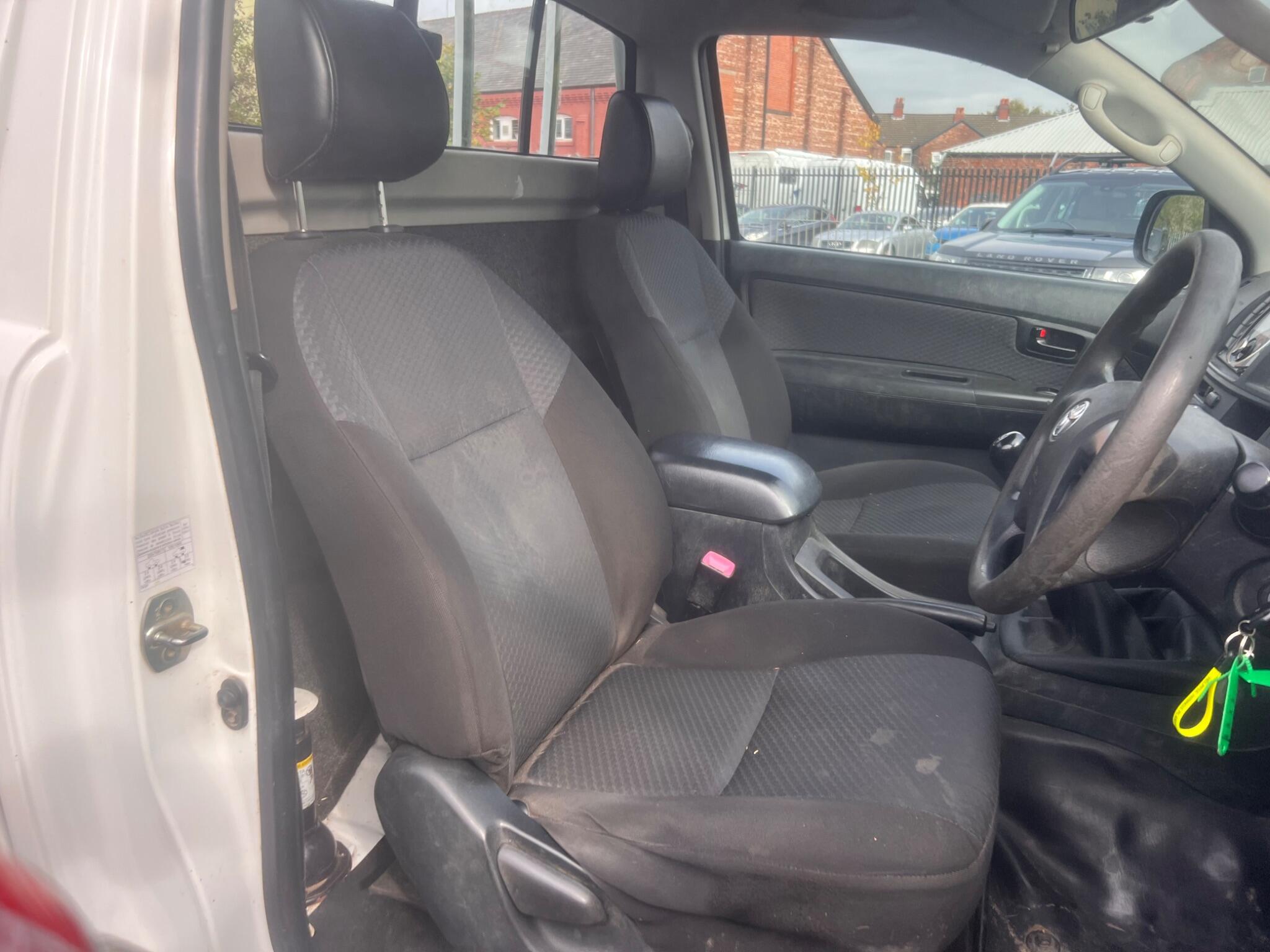 2016 Toyota Hilux 2.5 D-4D Active 4WD Euro 5 2dr • 115,029 miles image 9
