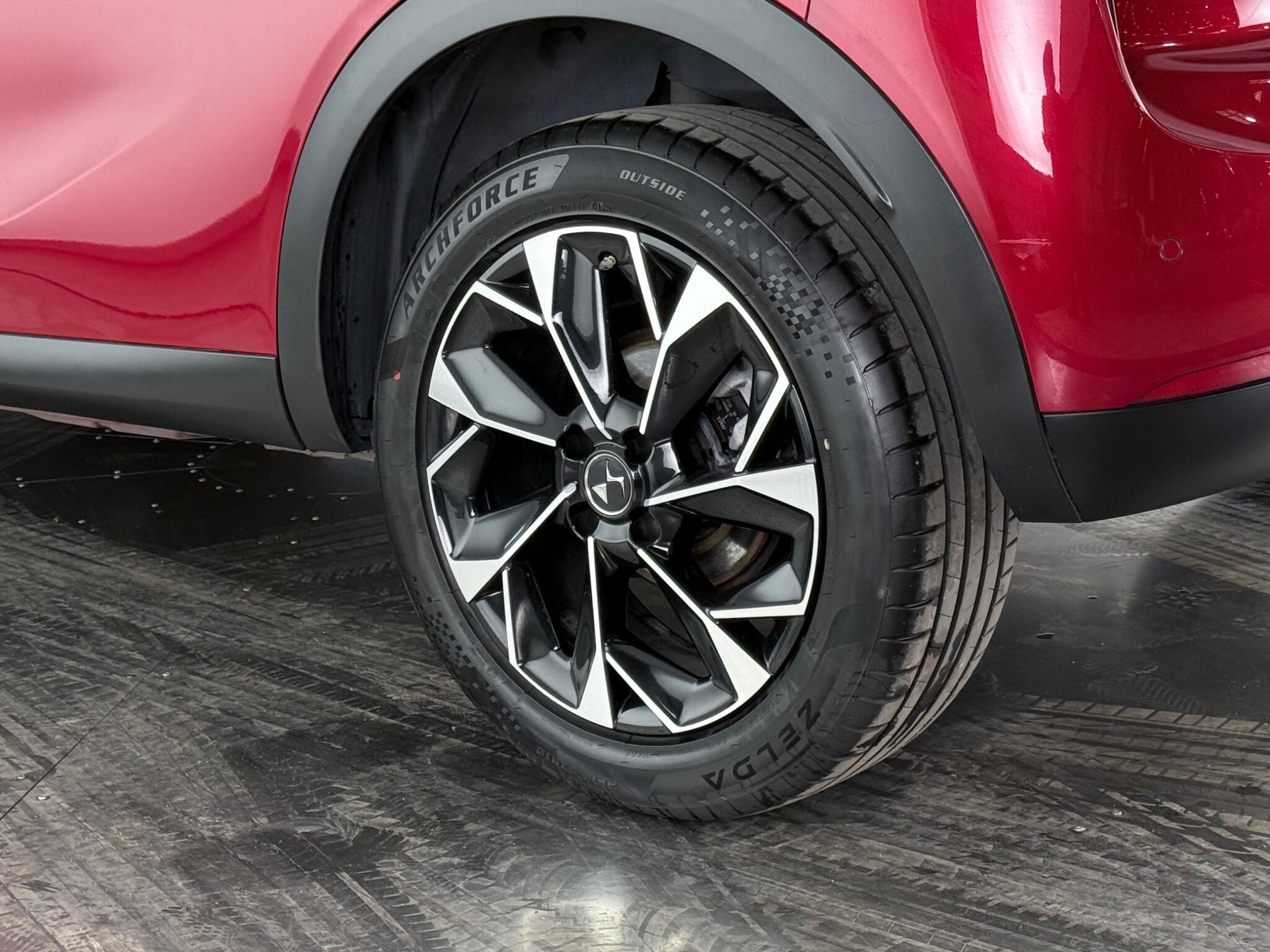 DS Automobiles DS 3 view 9