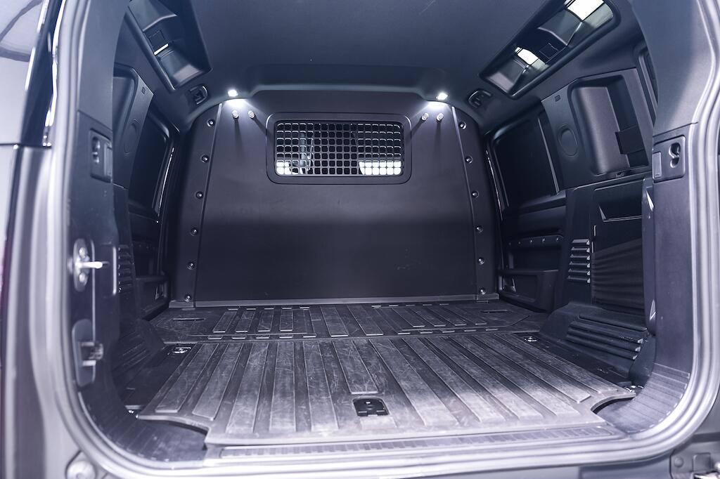 Land Rover Defender view 30