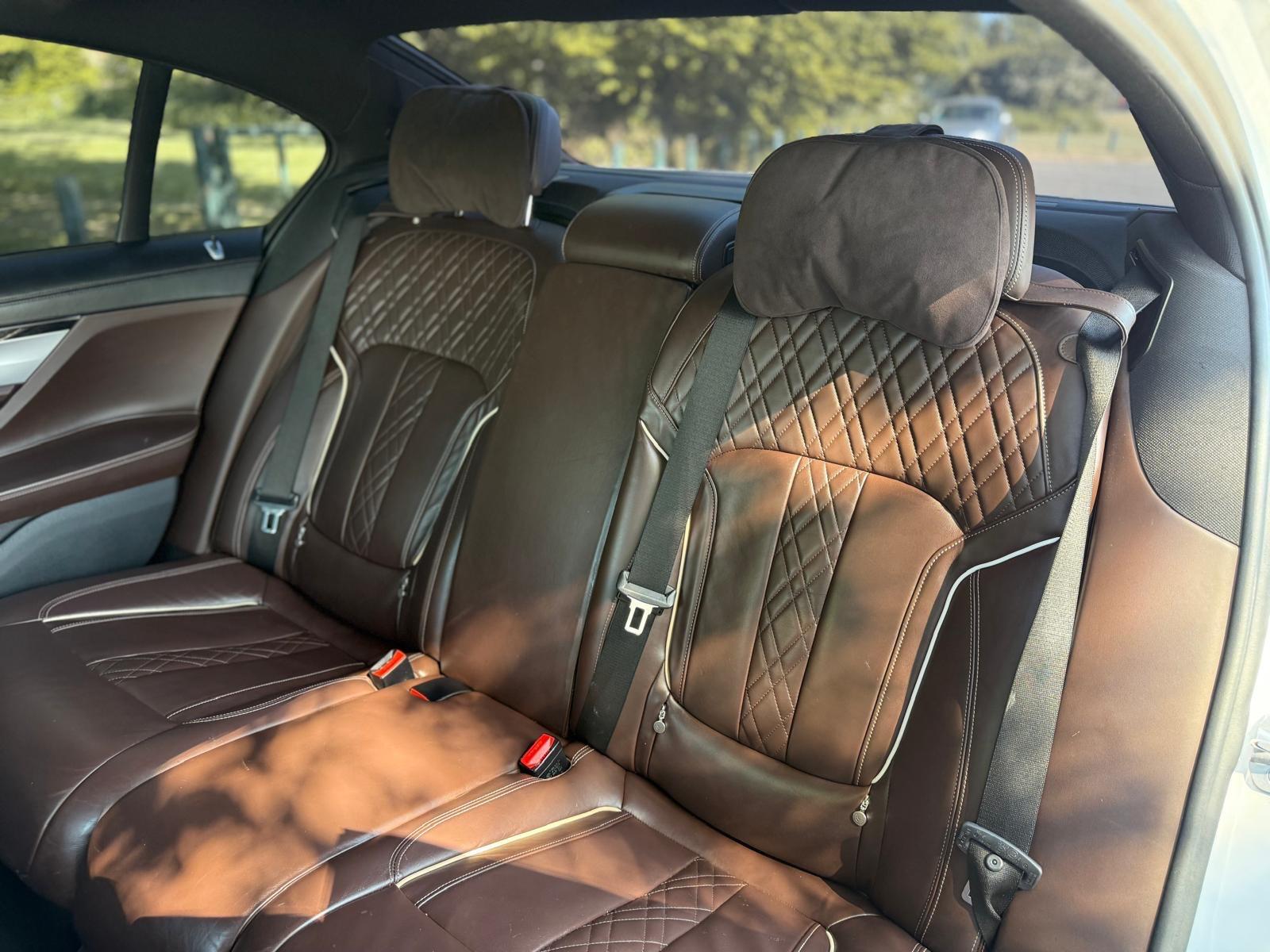 BMW 7 Series view 35