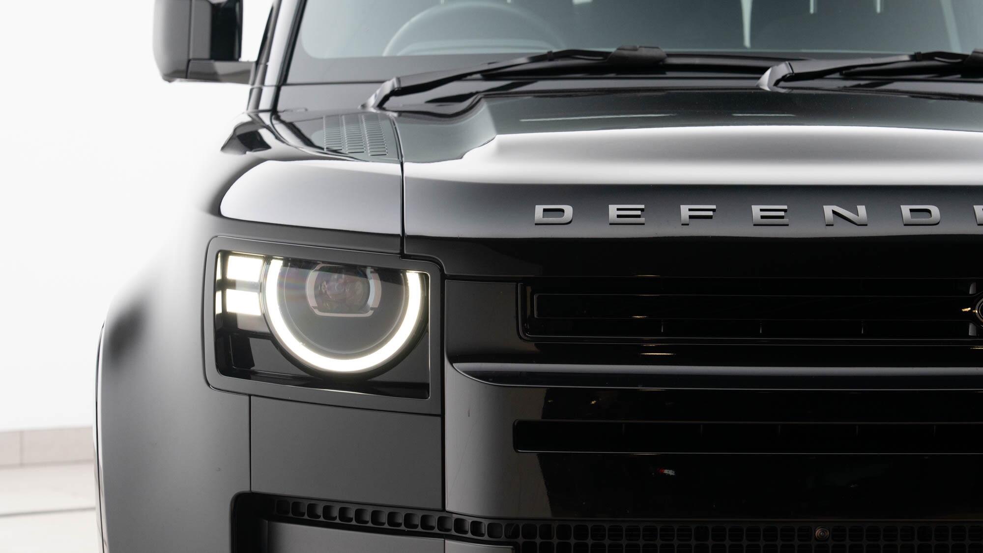 Land Rover Defender 110 view 29