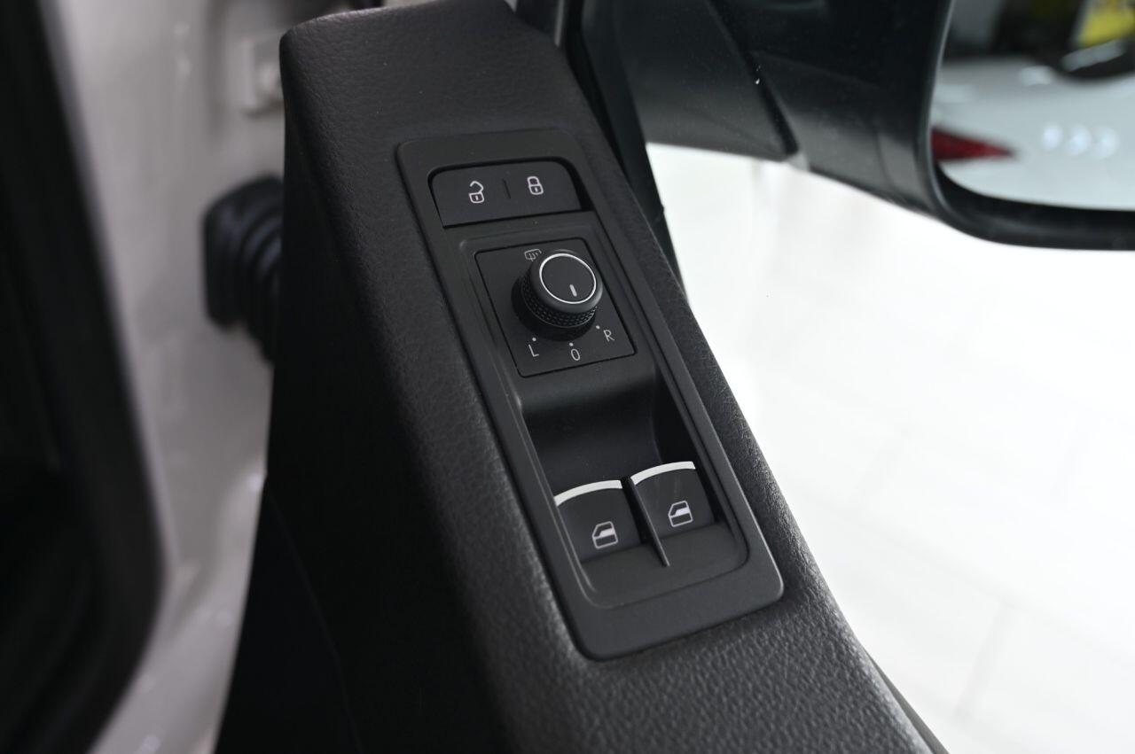 Volkswagen Caravelle view 28