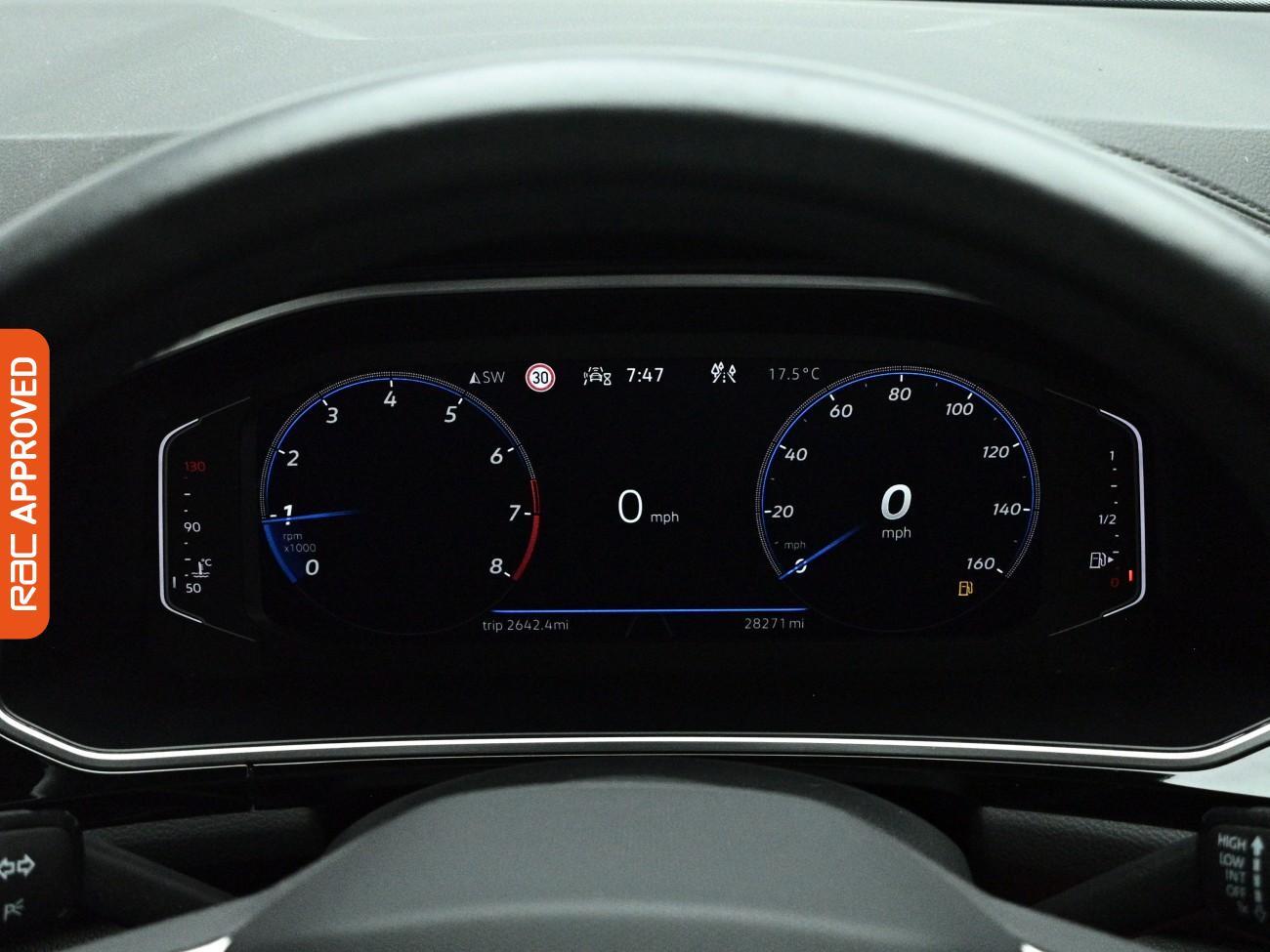 Volkswagen T-Roc view 11