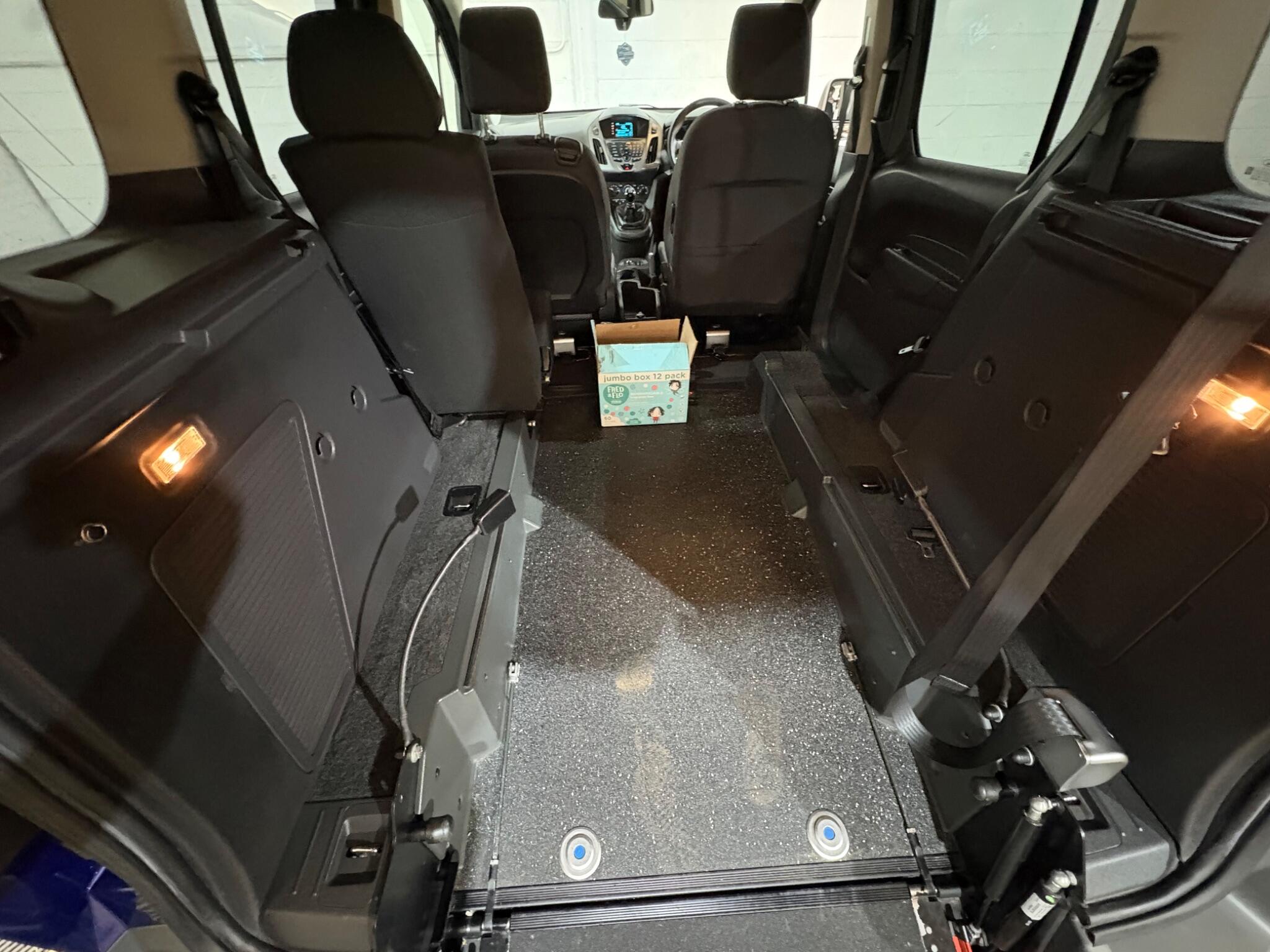 Ford Tourneo Connect view 9
