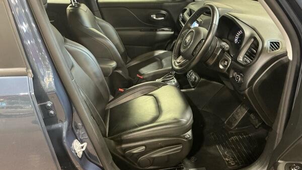 Jeep Renegade view 4