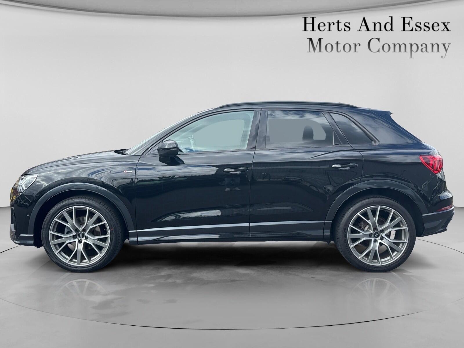 Audi Q3 view 5