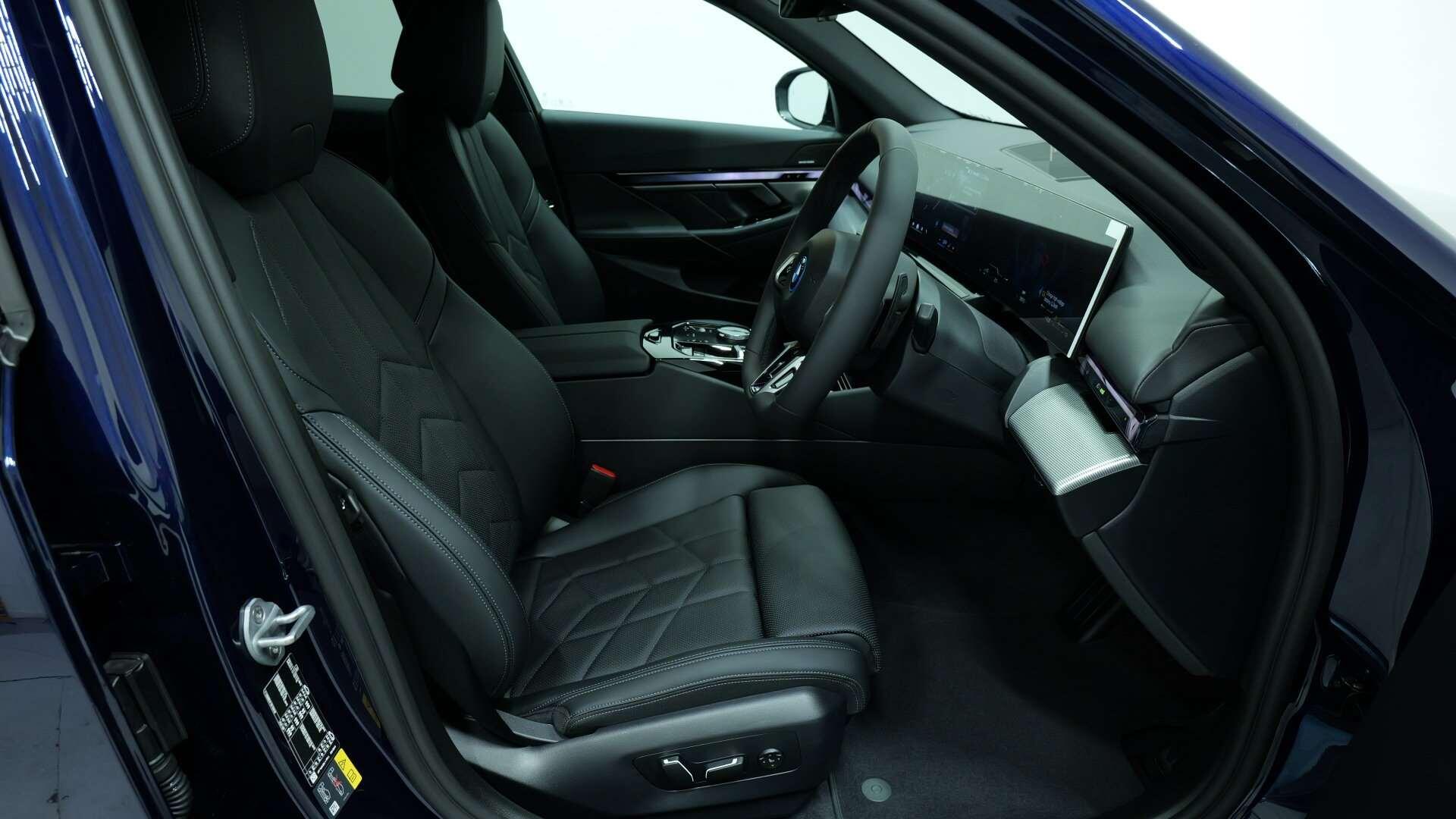 BMW 5 Series view 11