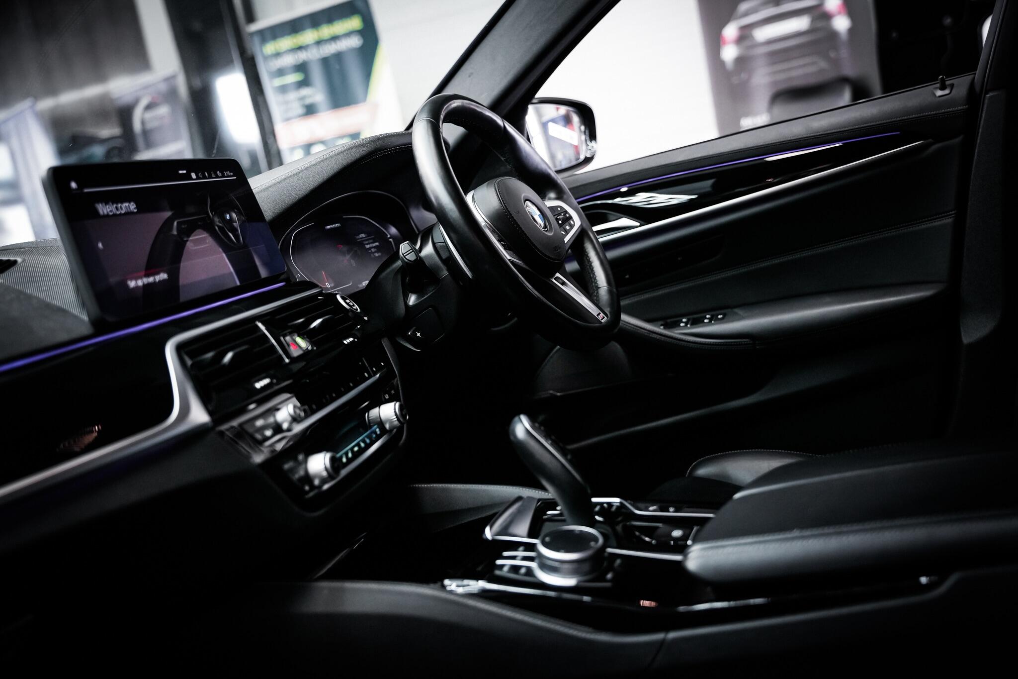 BMW 5 Series view 3