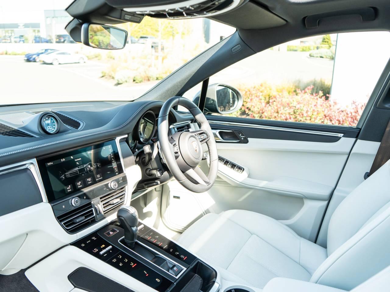 Porsche Macan view 38
