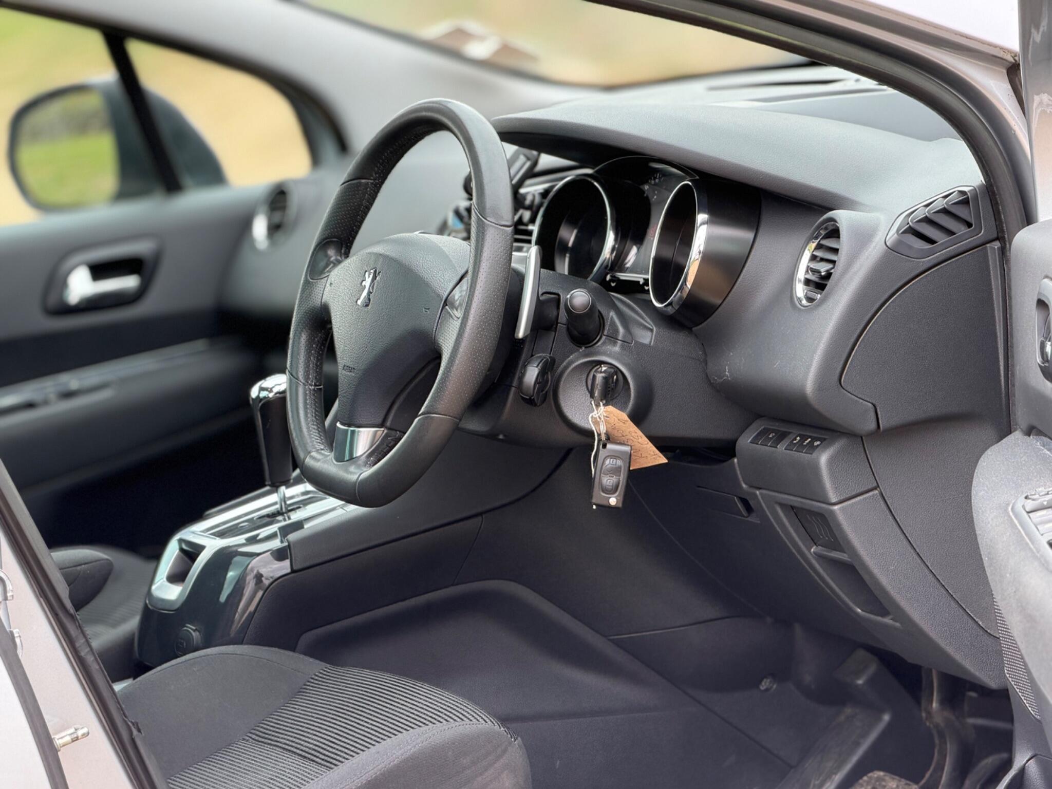 2013 Peugeot 5008 1.6 e-HDi Allure EGC Euro 5 (s/s) 5dr image 11