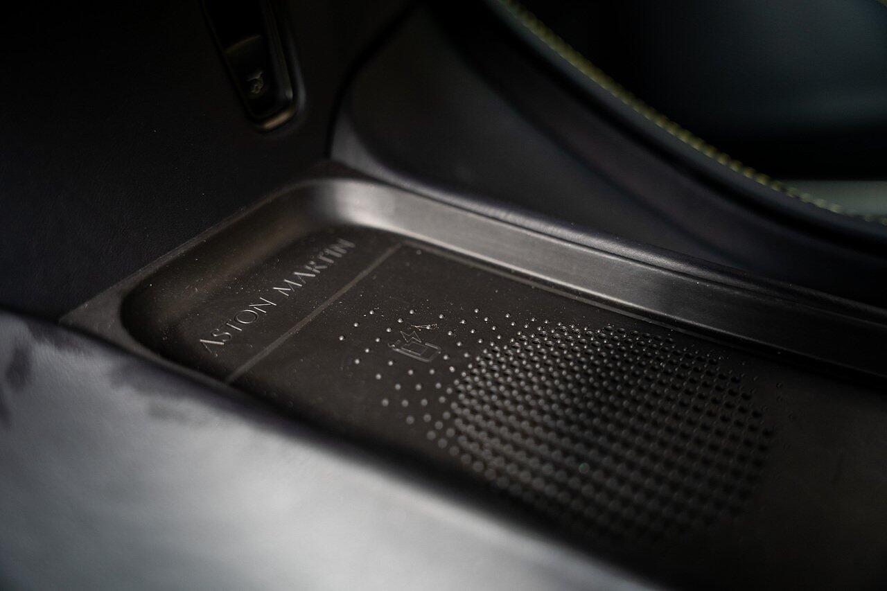 Aston Martin DBX view 80