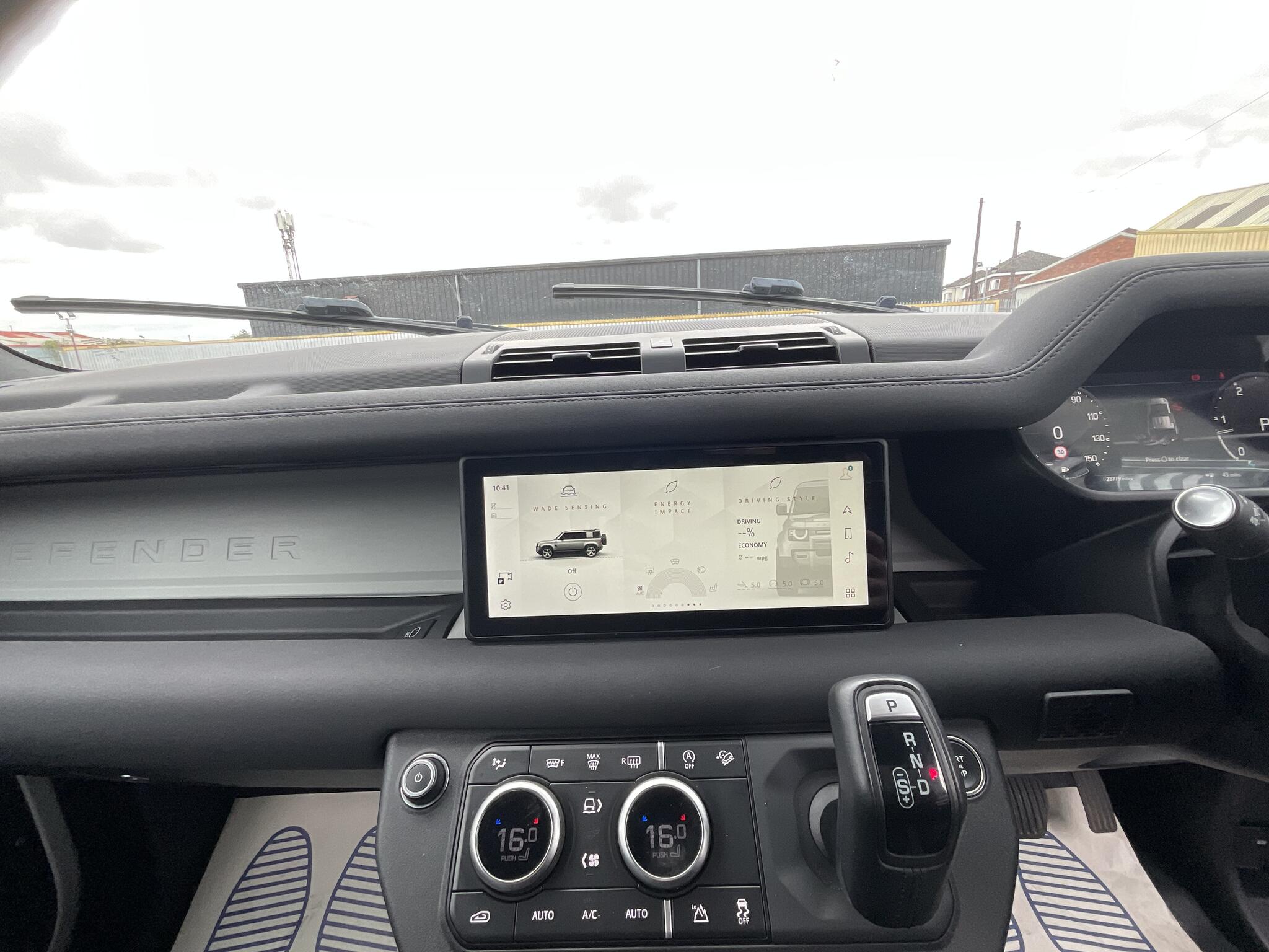 Land Rover Defender 110 view 30