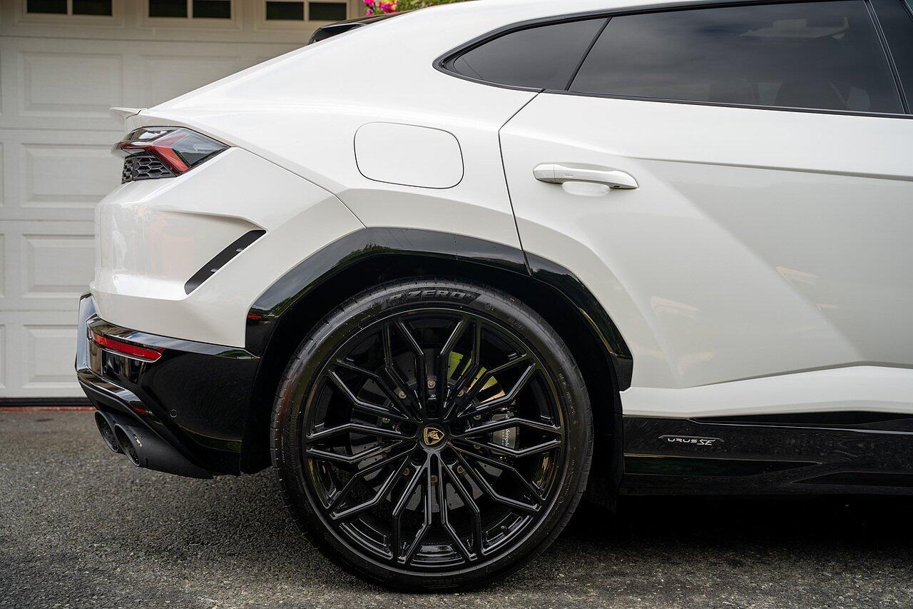 Lamborghini Urus view 6