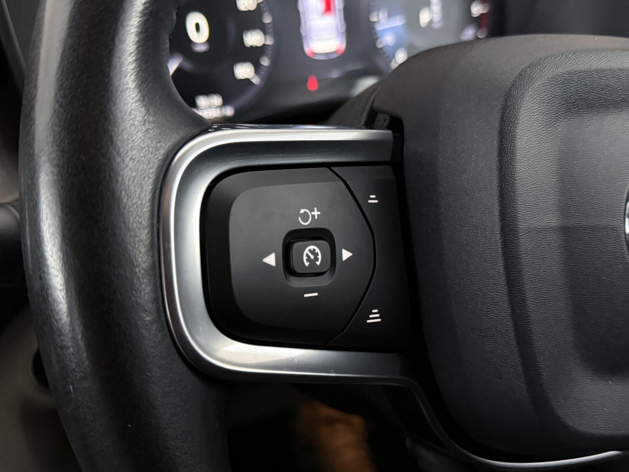 Volvo XC40 view 13