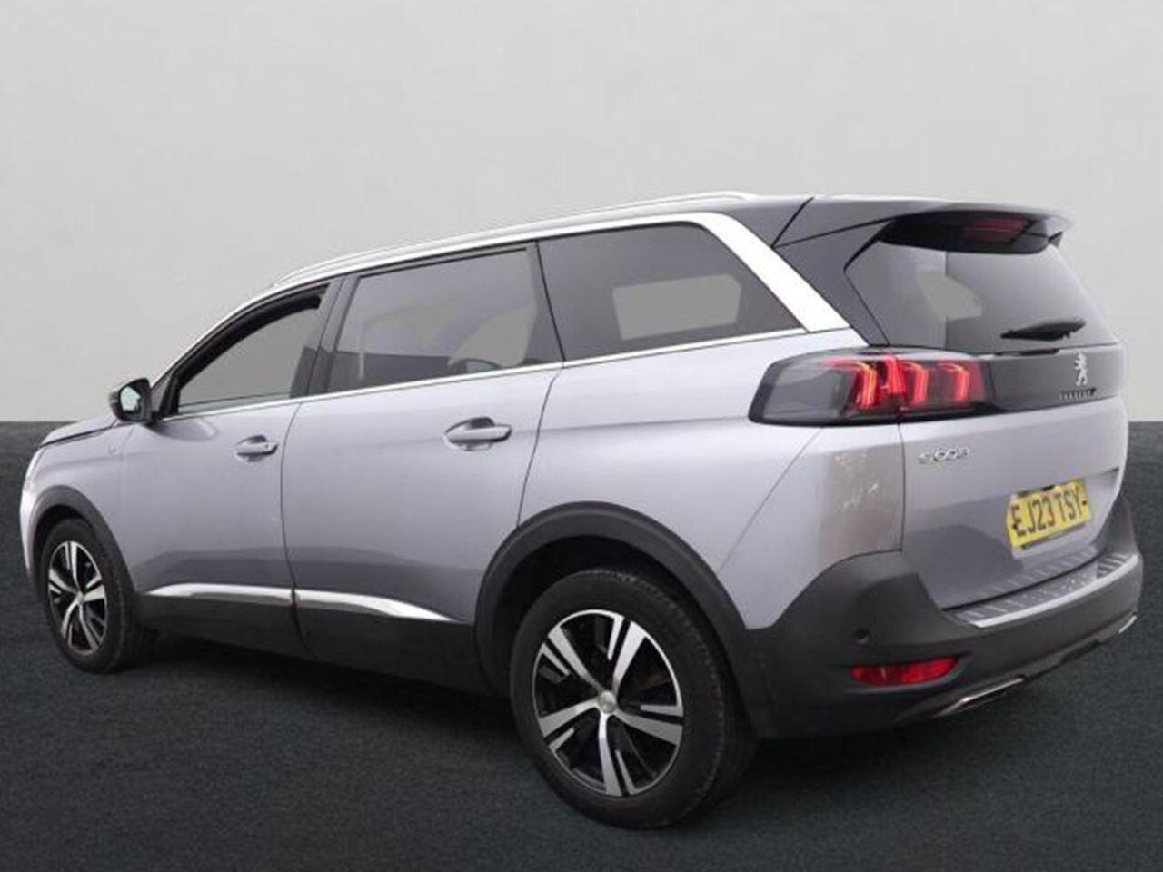Peugeot 5008 view 3
