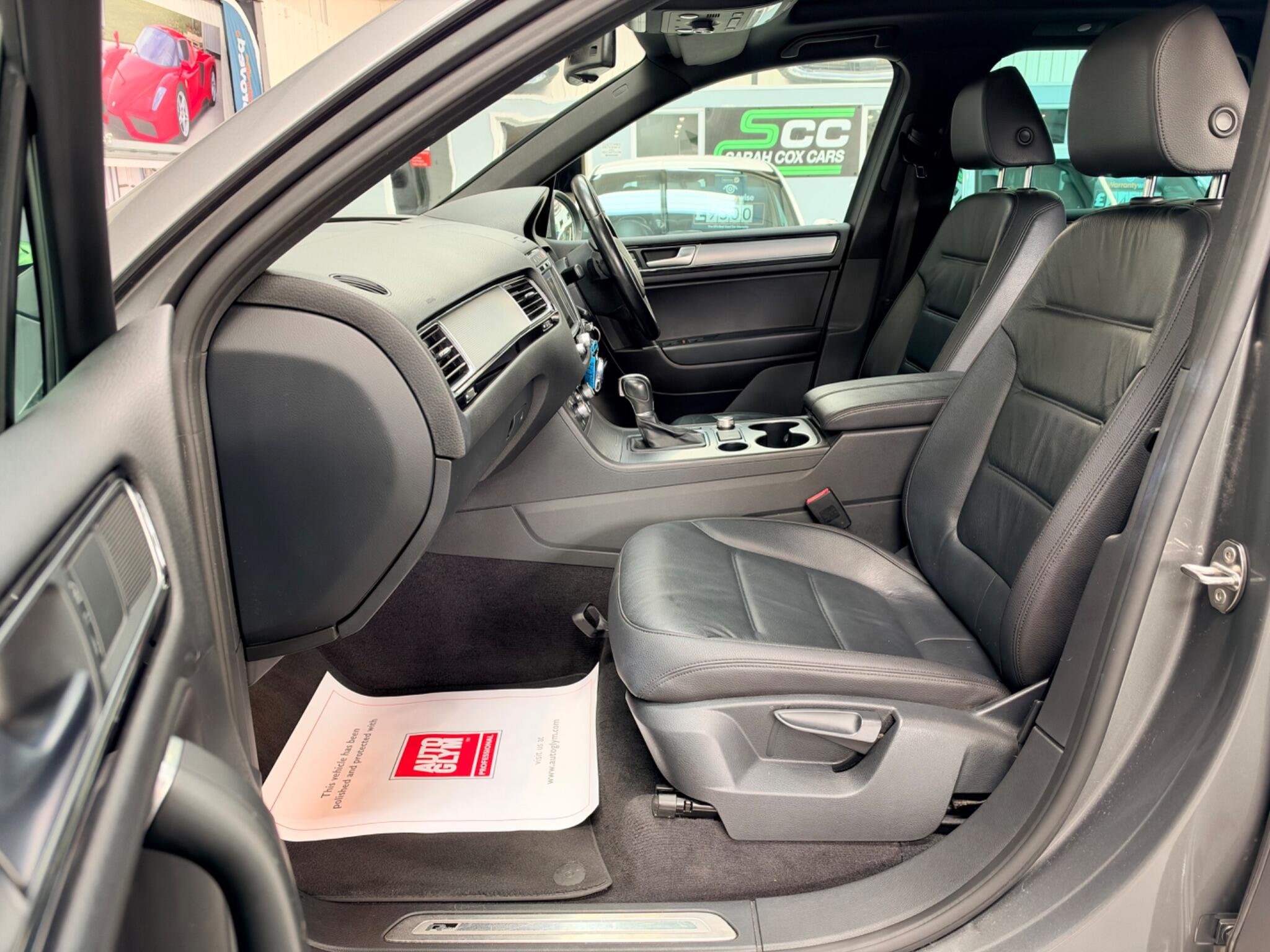 Volkswagen Touareg view 4