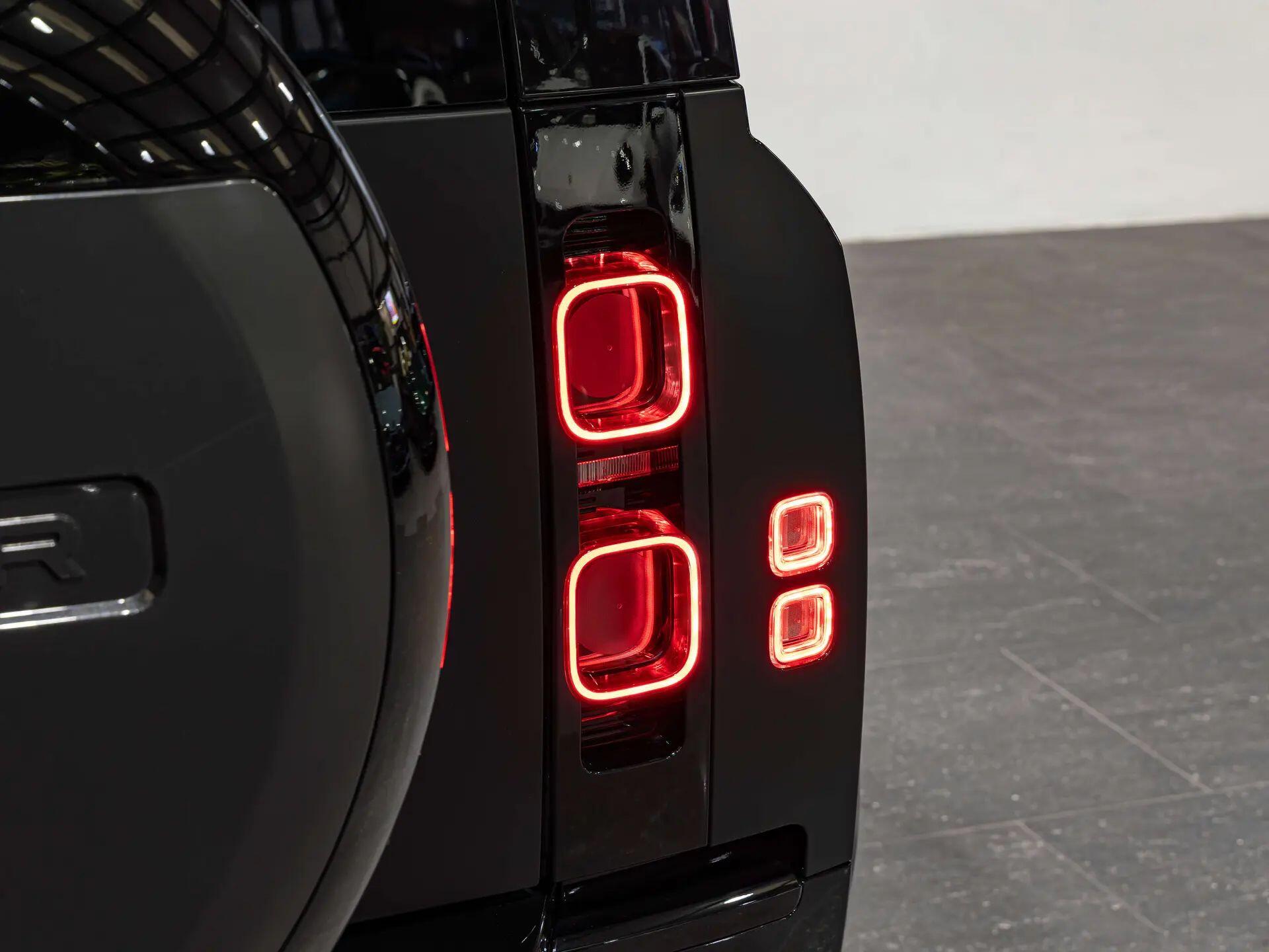 Land Rover Defender 110 view 17