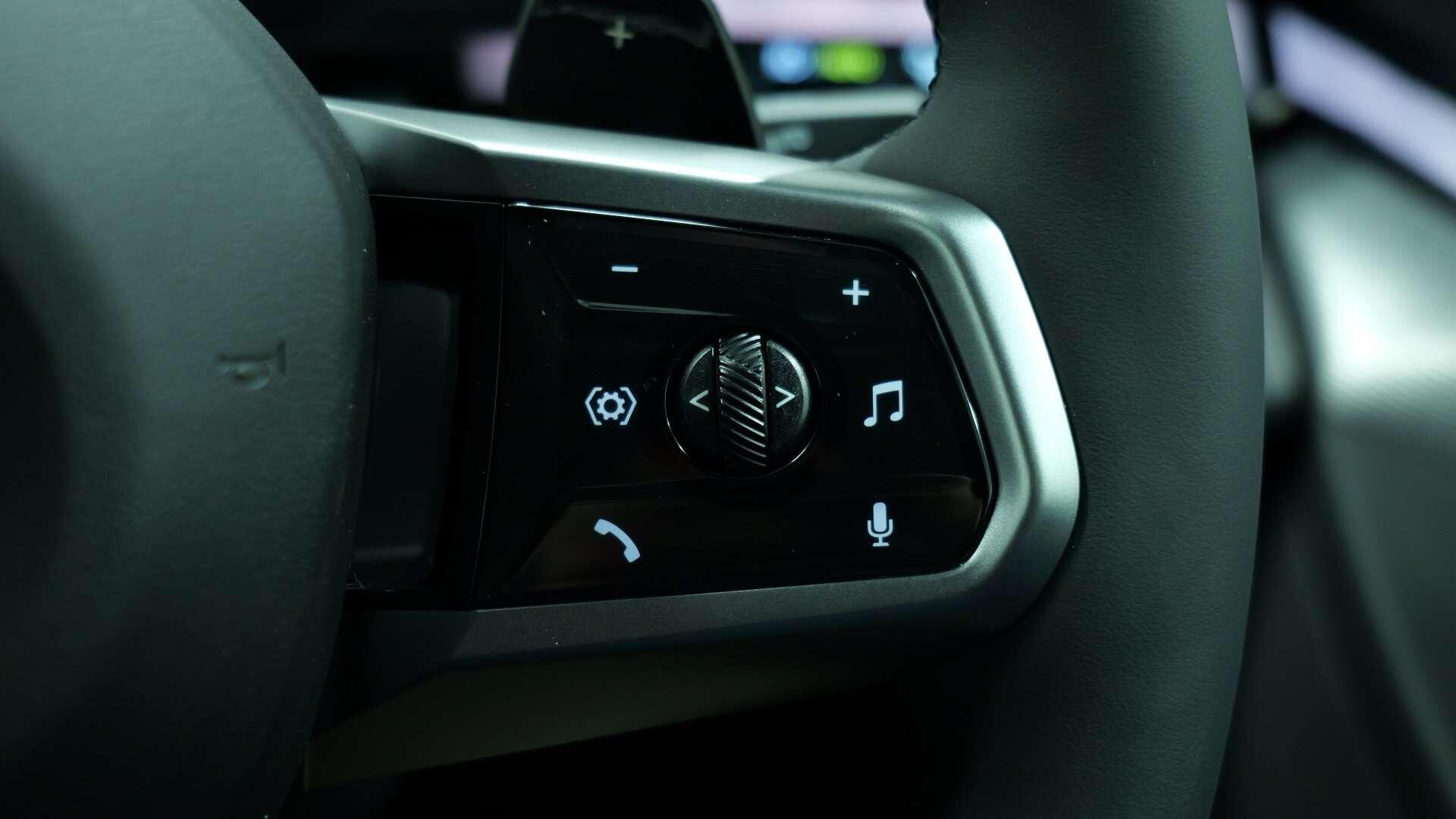 BMW 5 Series view 19