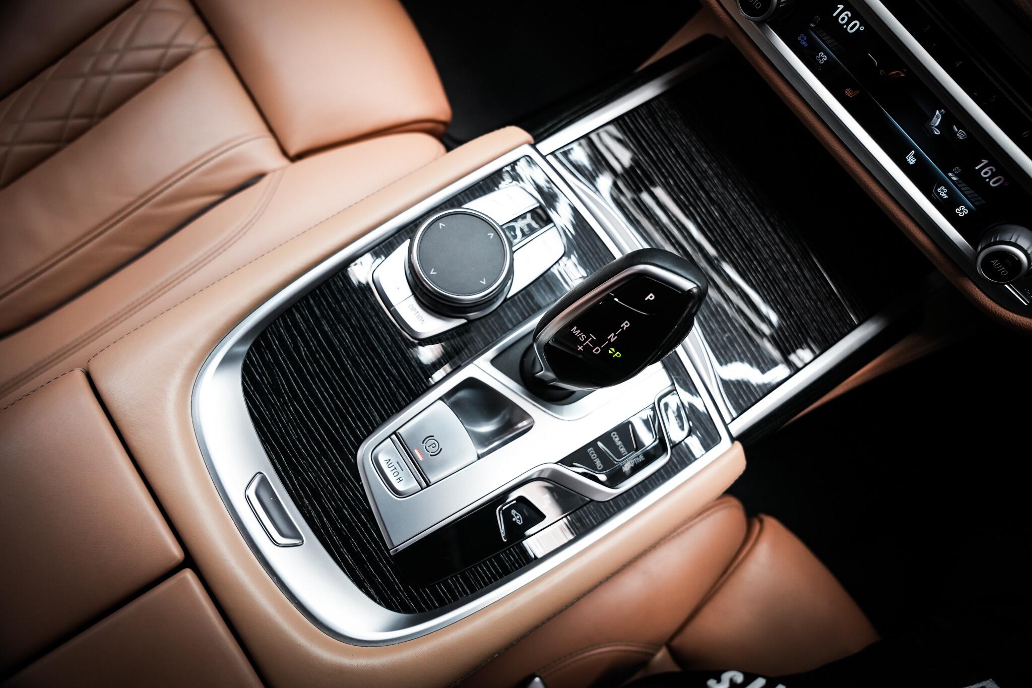 BMW 7 Series view 5