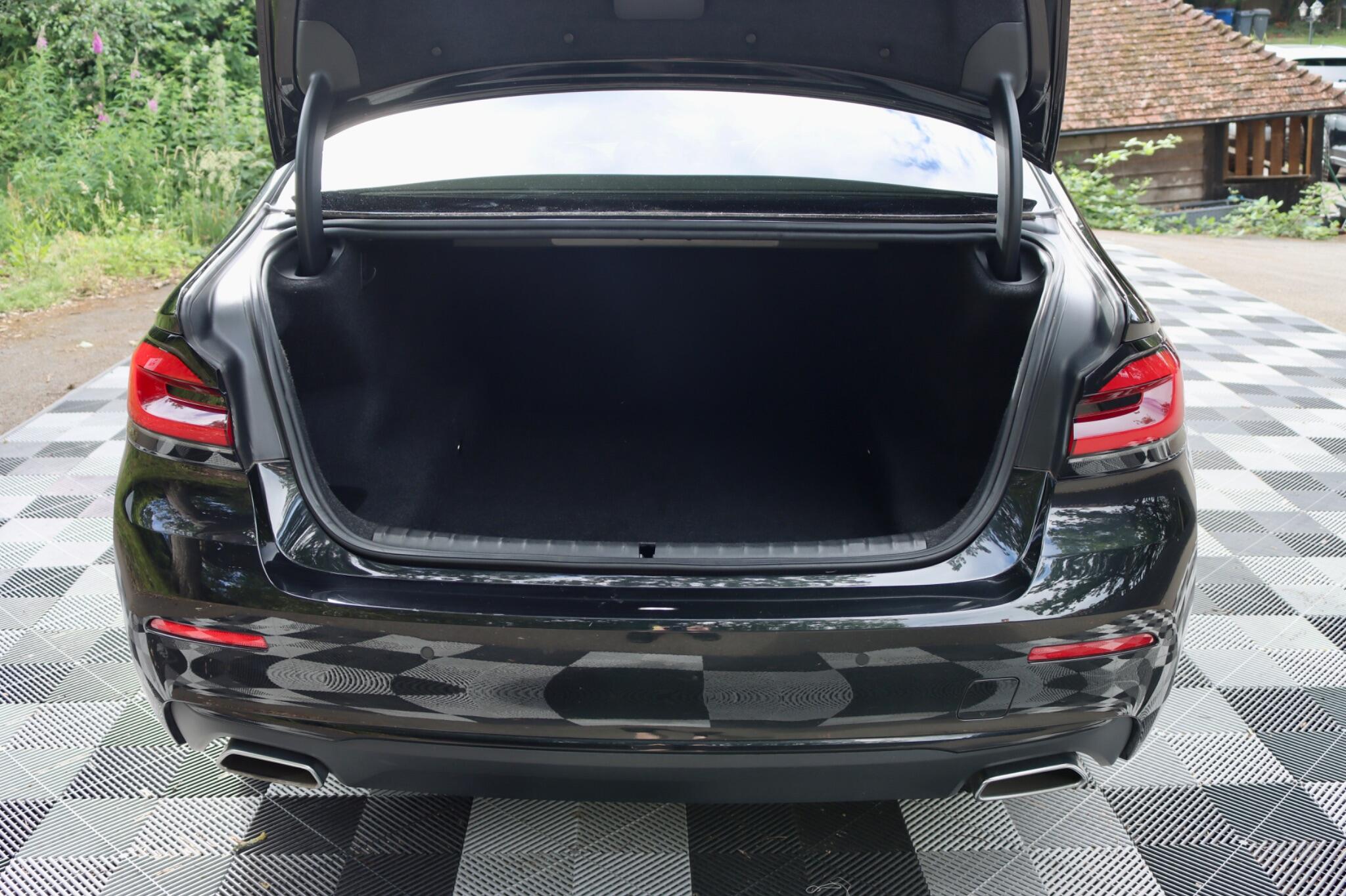 BMW 5 Series view 21