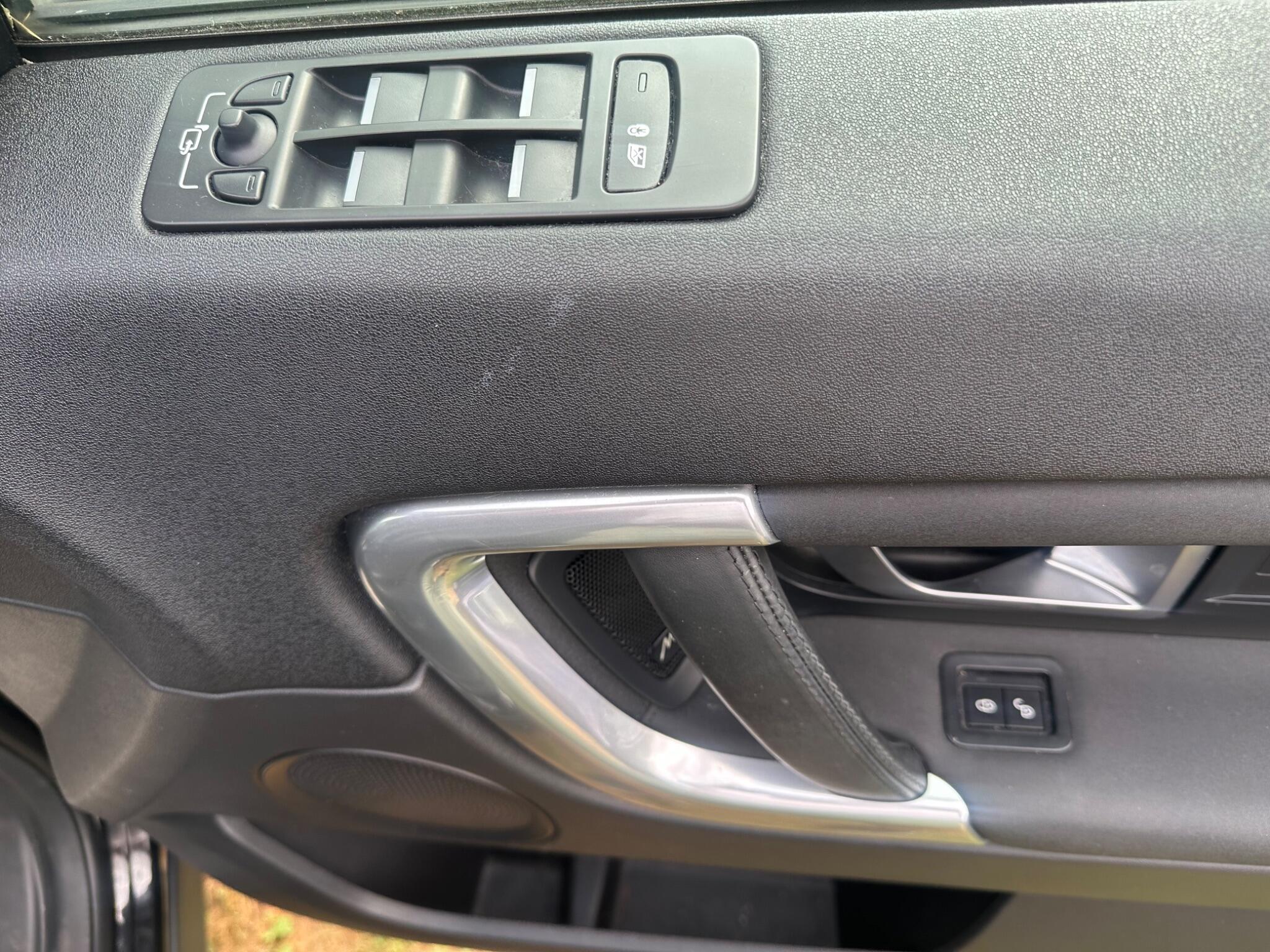 Land Rover Discovery Sport view 8