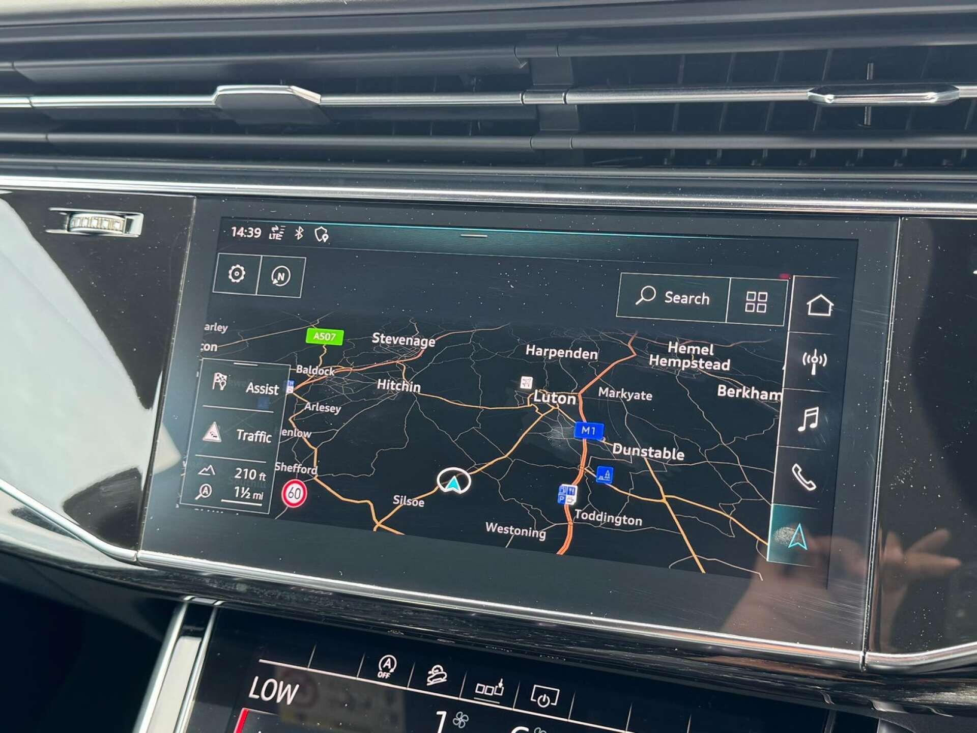 Audi Q8 view 35