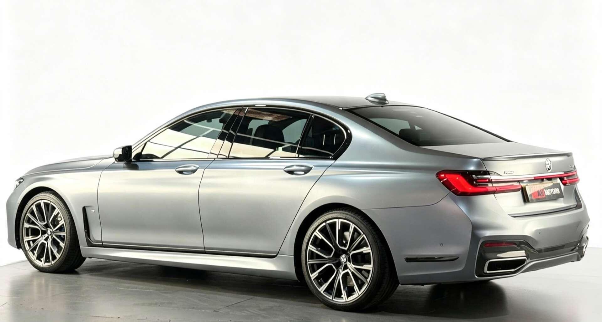 BMW 7 Series view 9