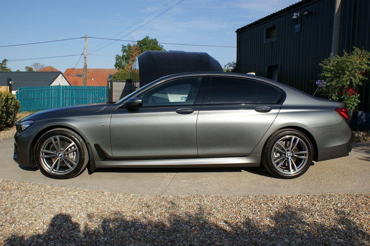 BMW 7 Series view 24