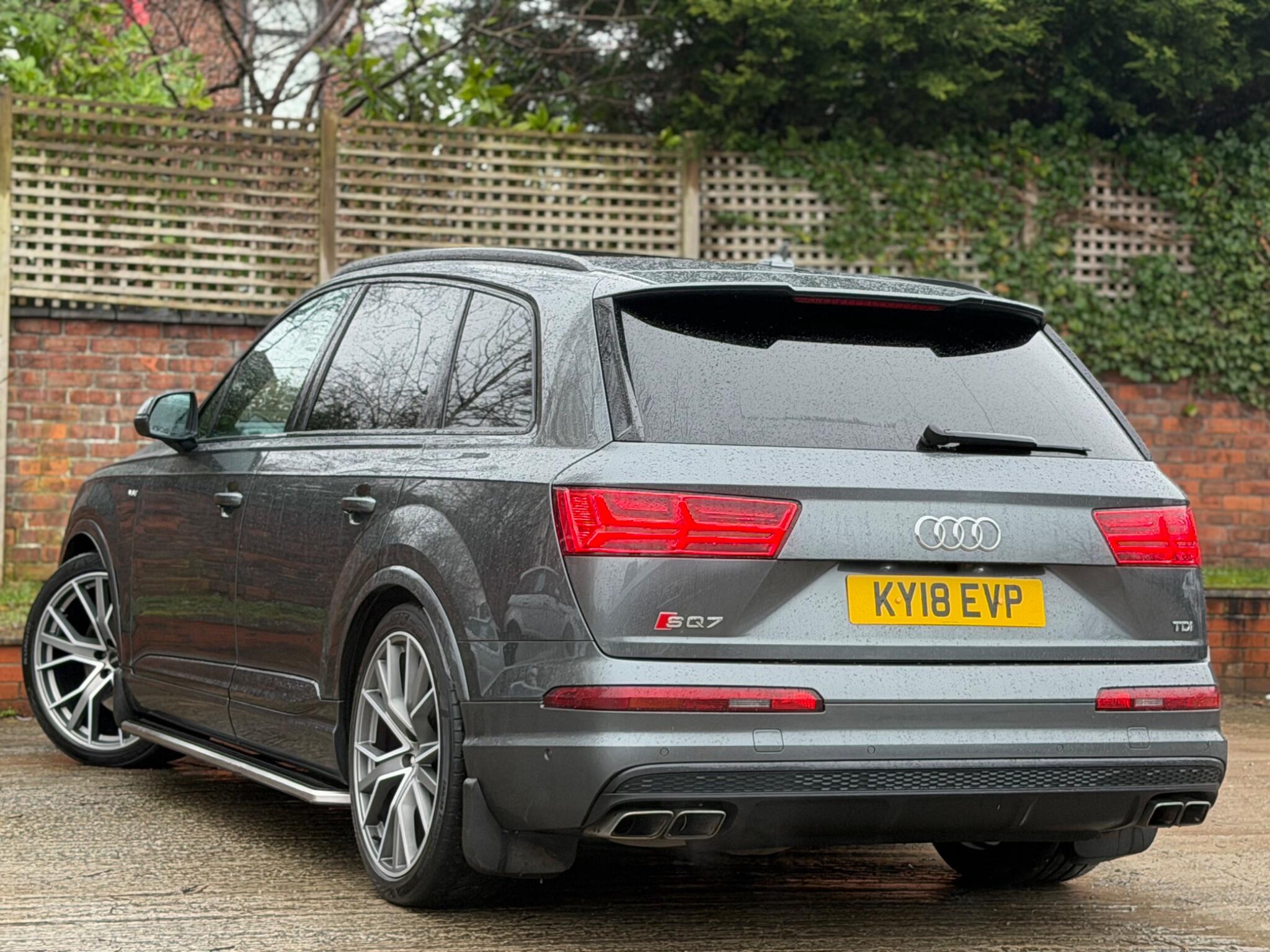 Audi SQ7 view 9