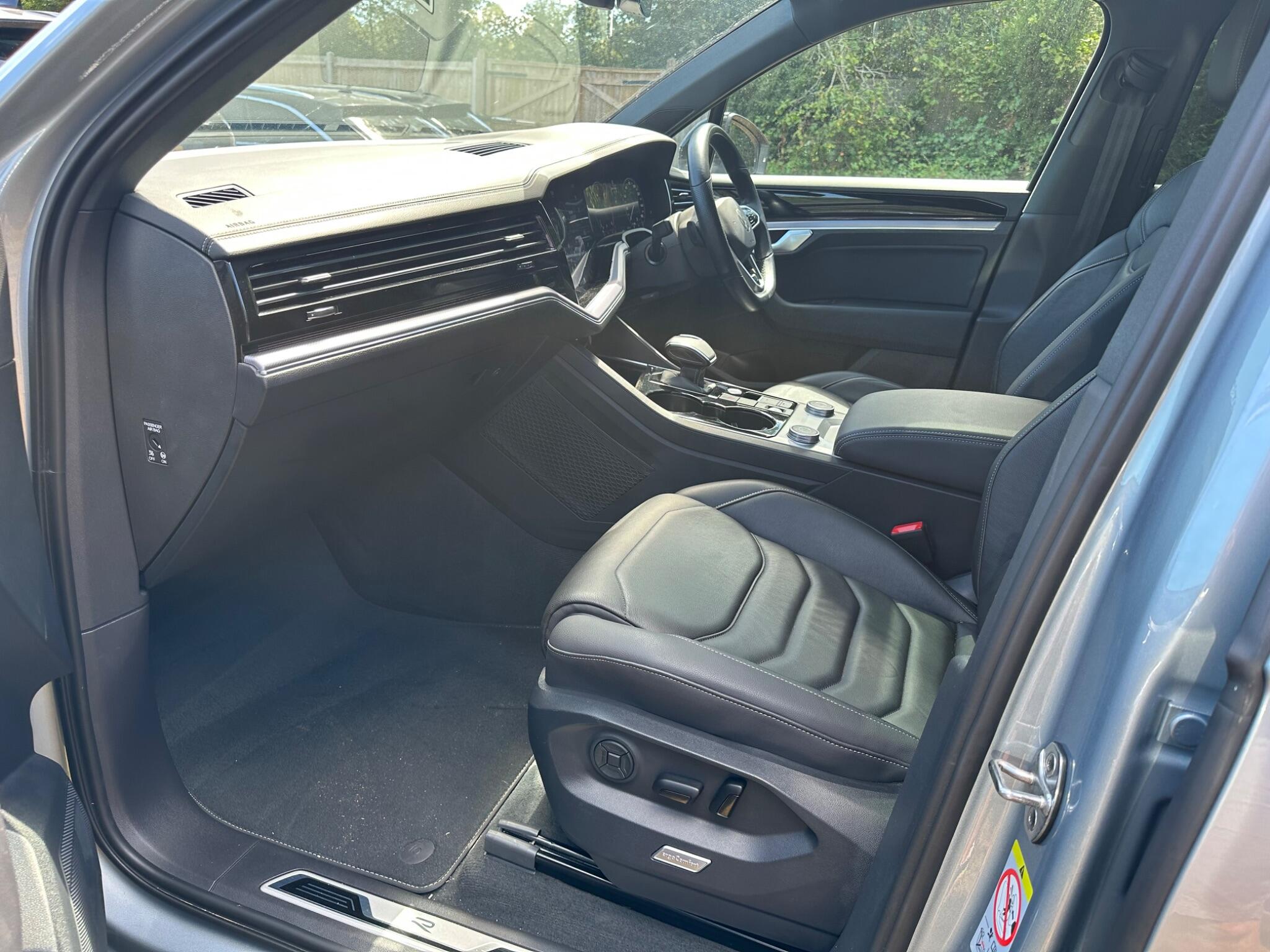 Volkswagen Touareg view 15