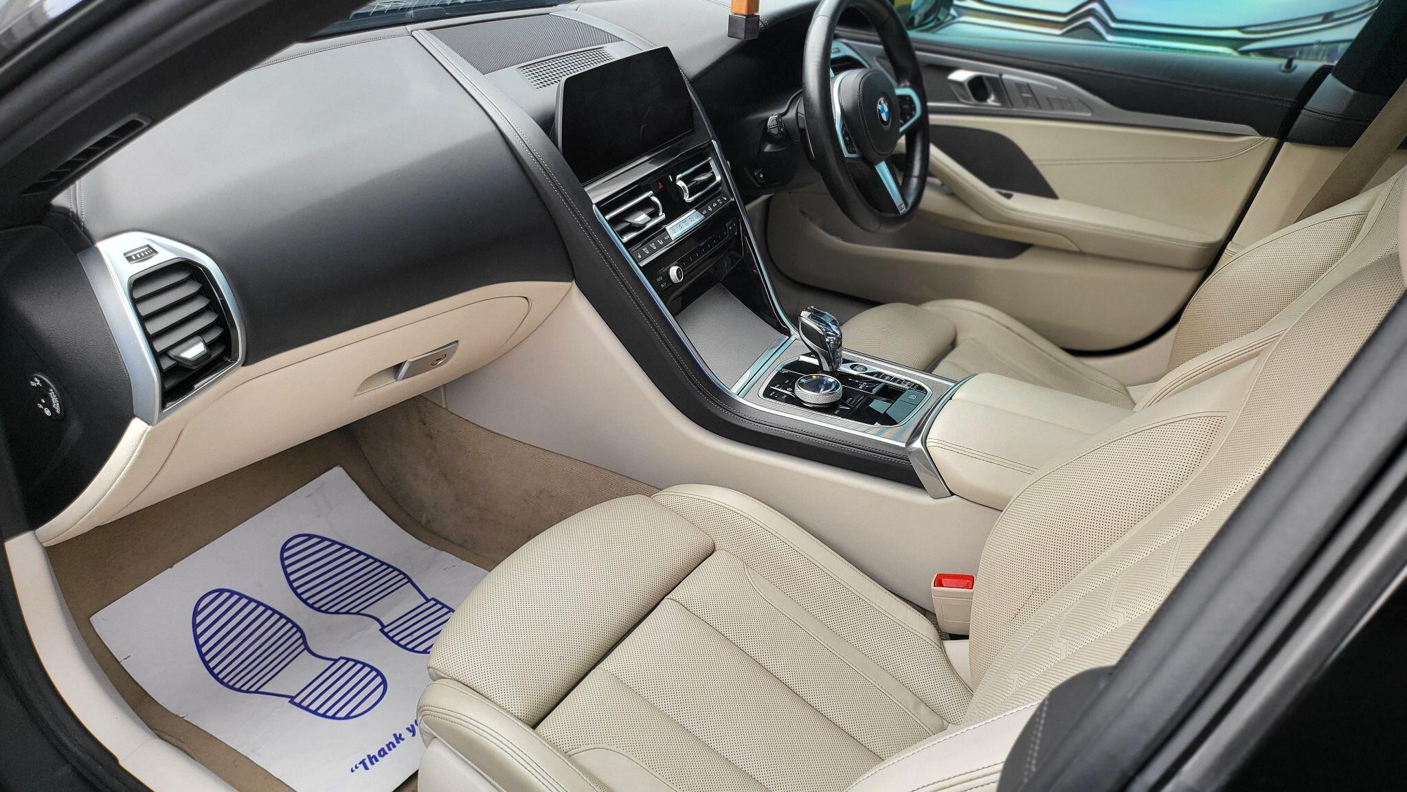 BMW 8 Series view 35