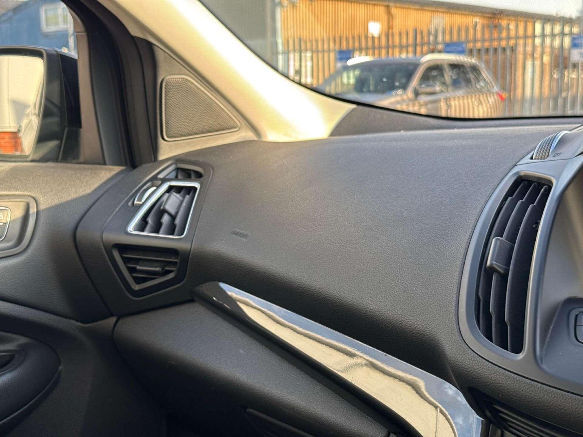 Ford Kuga view 100