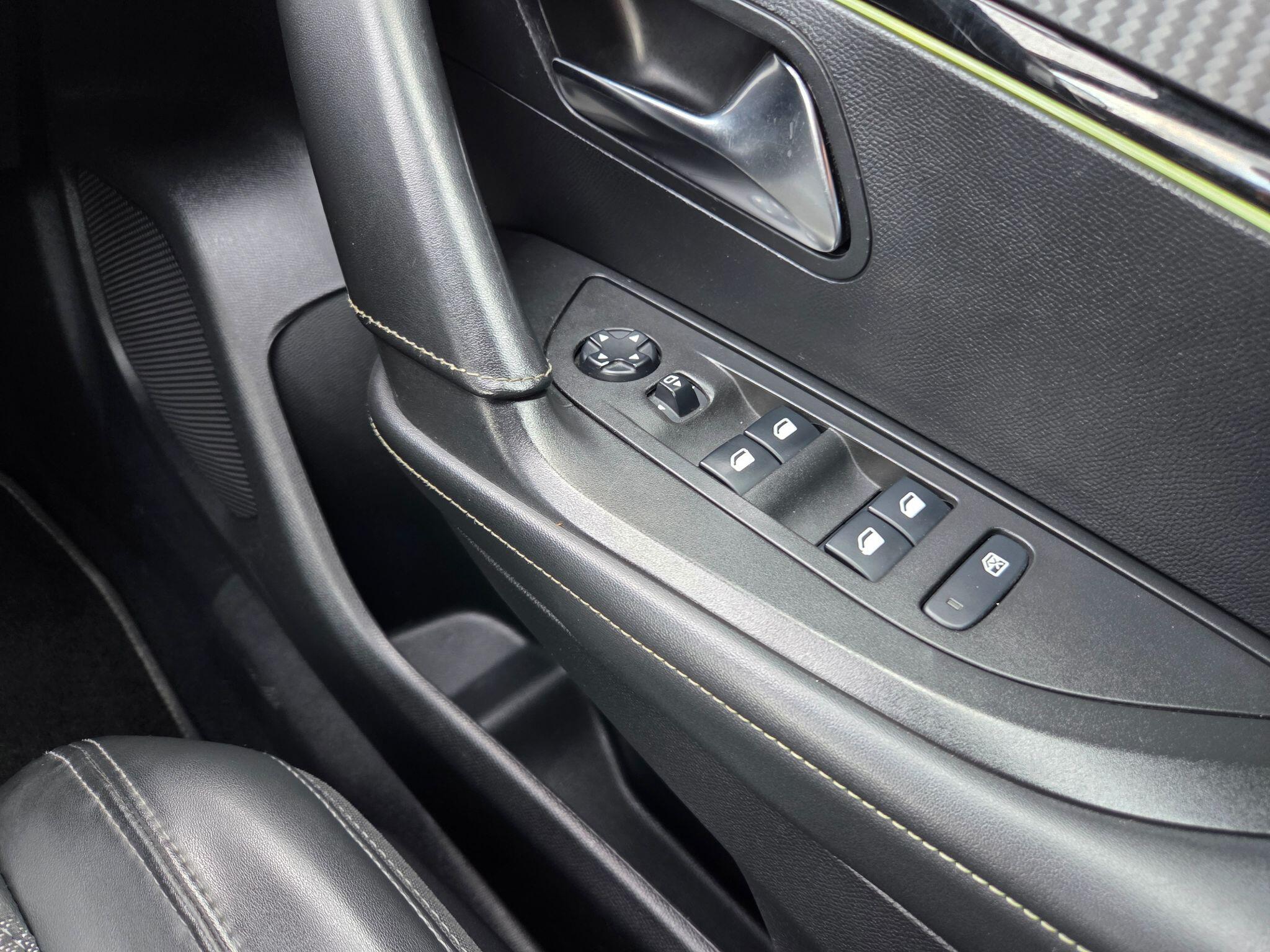 Peugeot e-2008 view 16