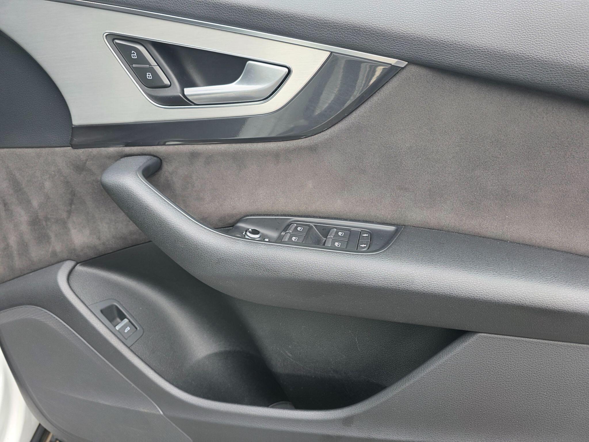 Audi Q7 view 12