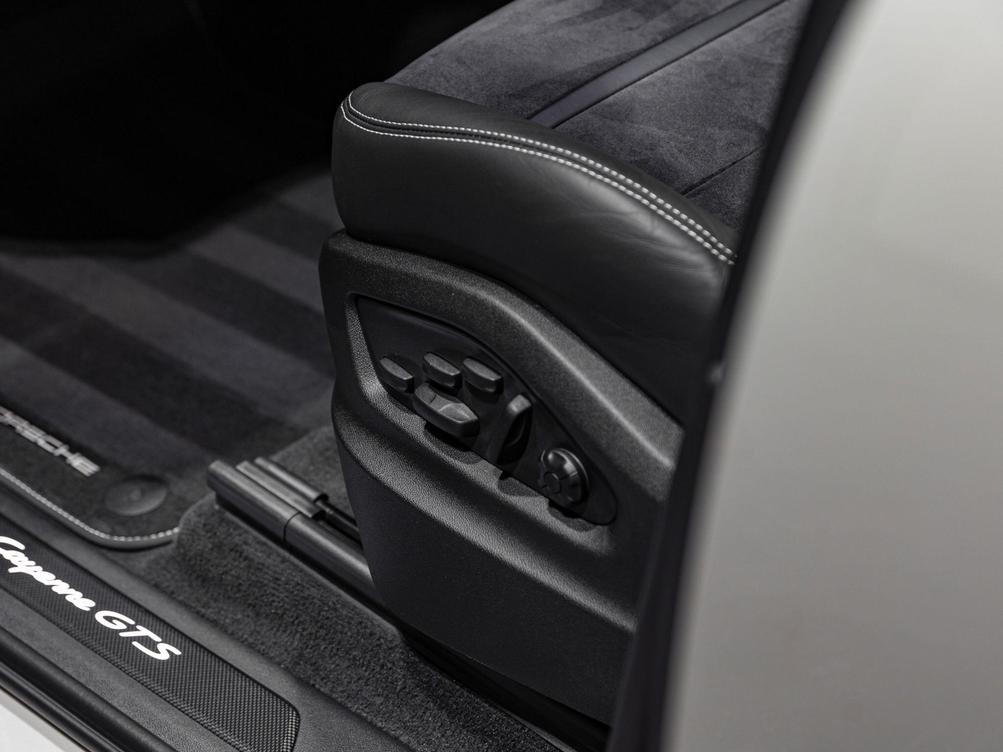 Porsche Cayenne view 25