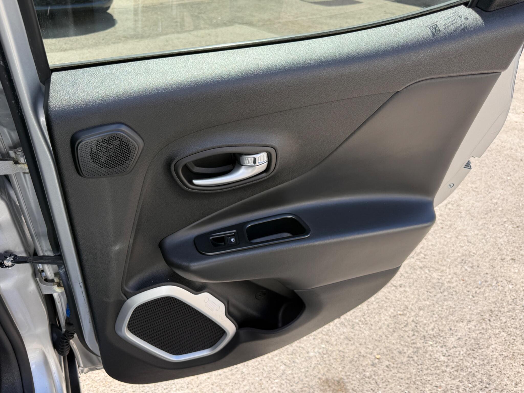 Jeep Renegade - Image 38