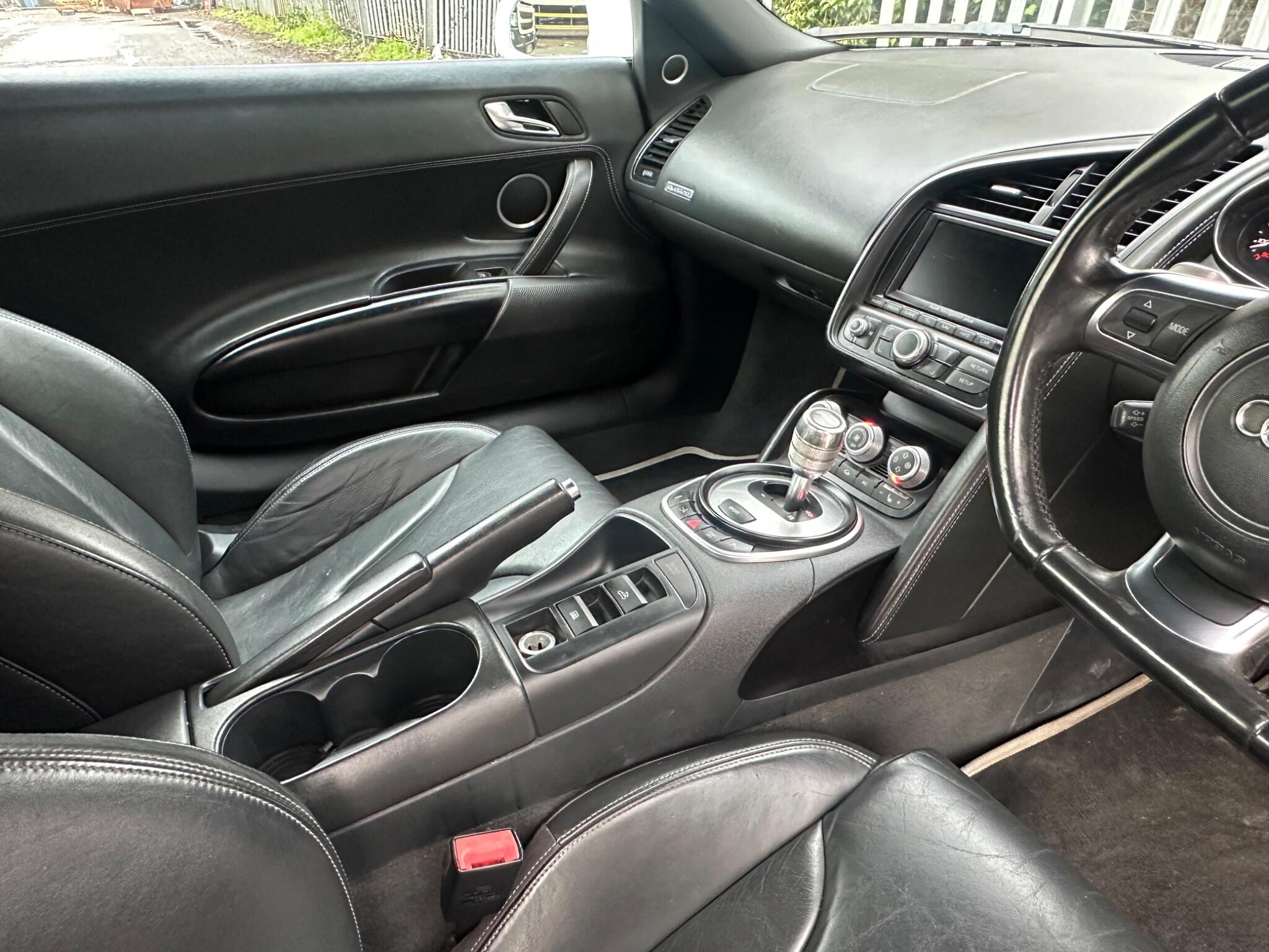 Audi R8 view 15