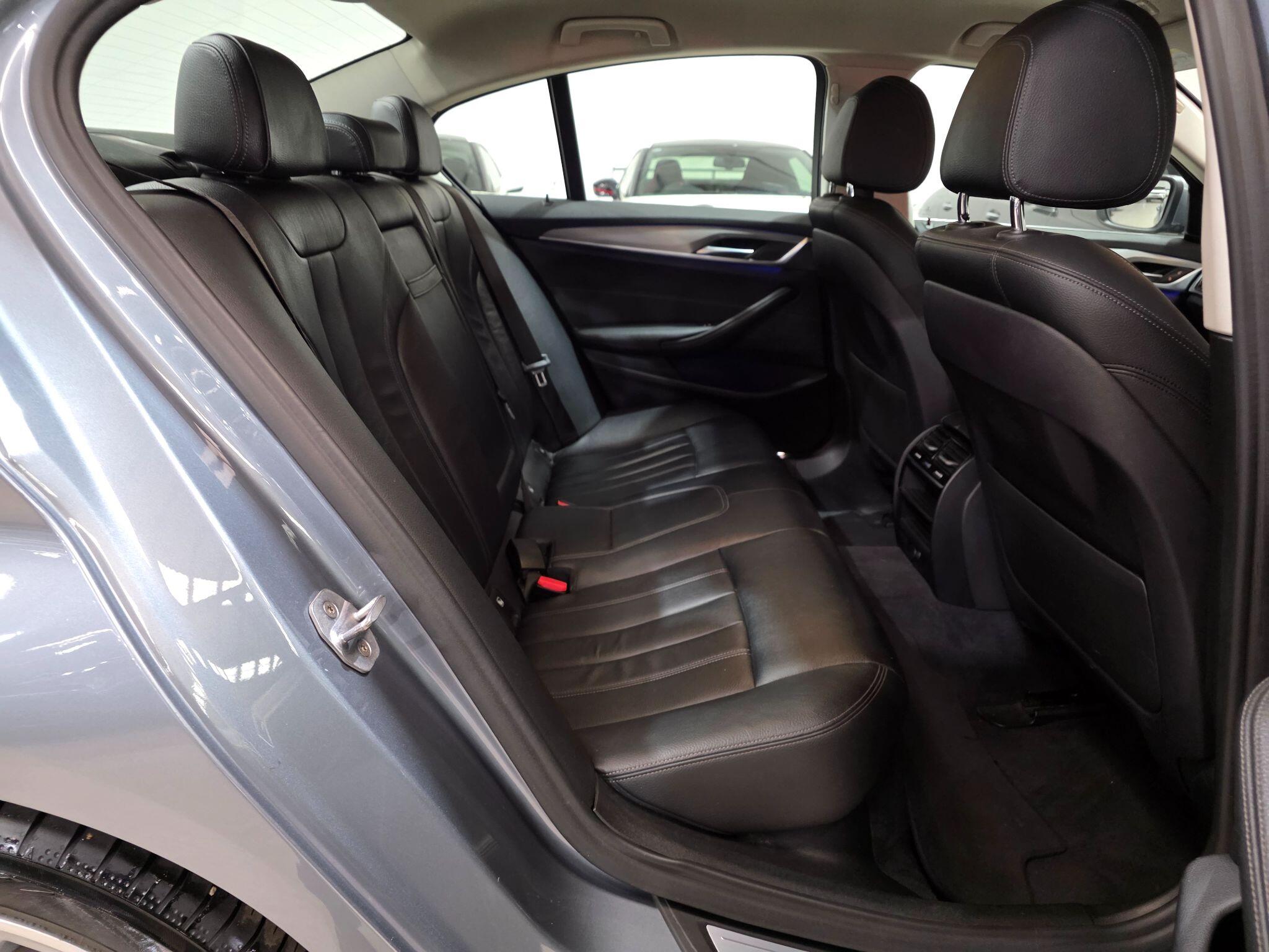 BMW 5 Series view 25